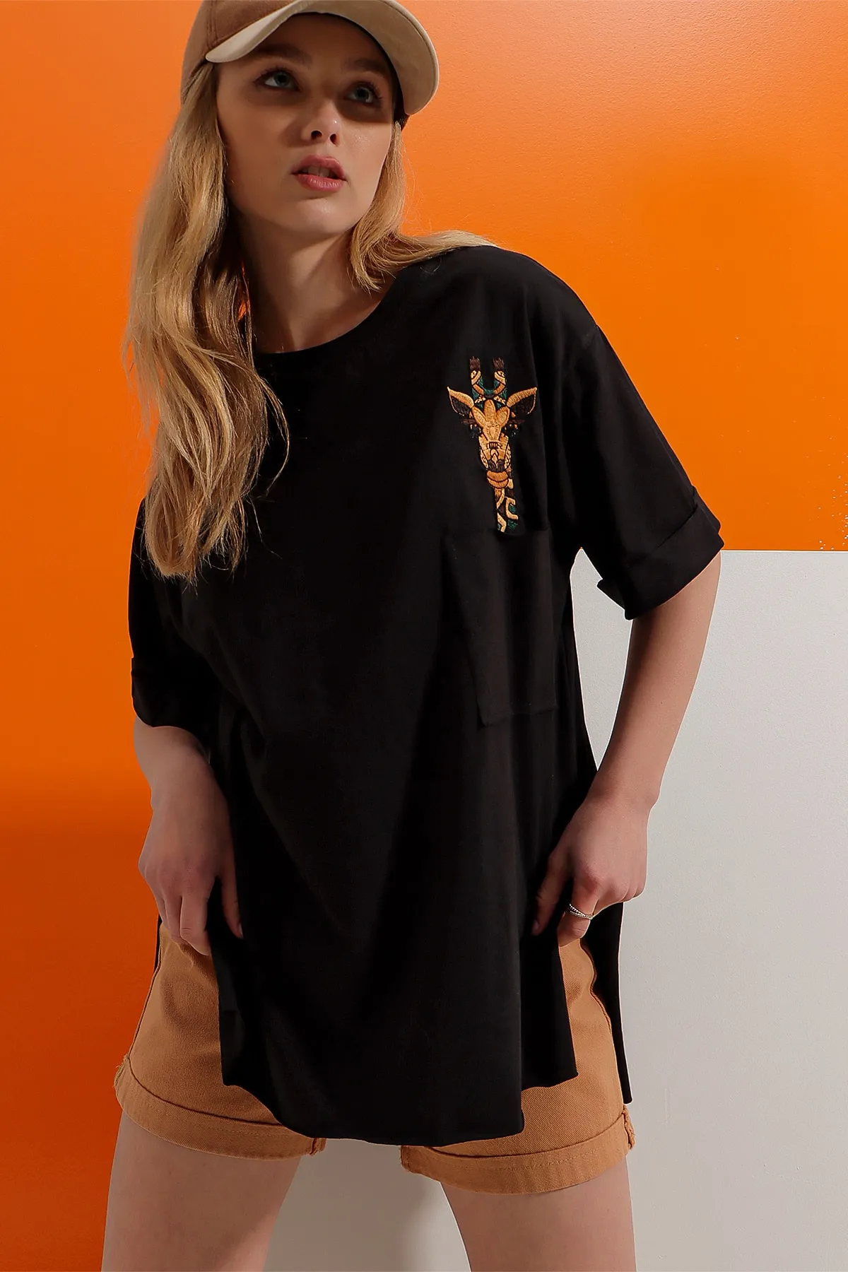 Trend Alaçatı Stili  Schwarzes Damen-T-Shirt mit Rundhalsausschnitt und Giraffen-Stickerei, doppelärmelig, lasergeschnitten, Oversize-T-Shirt ALC-X8475