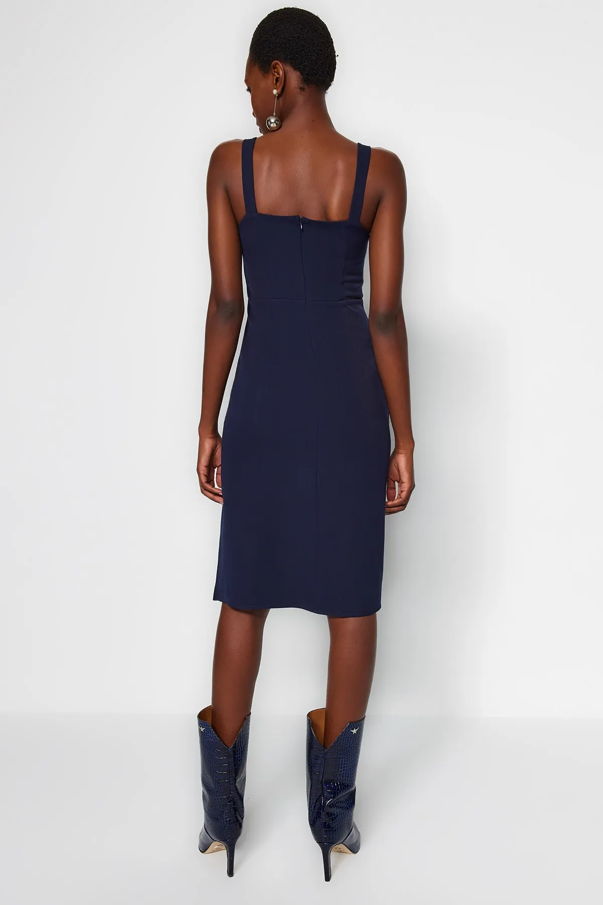 Trendyol Collection  Marineblaues, figurbetontes Midi-Webkleid mit Ösen, detailliertem Schlitz und quadratischem Kragen TWOSS19EL0079