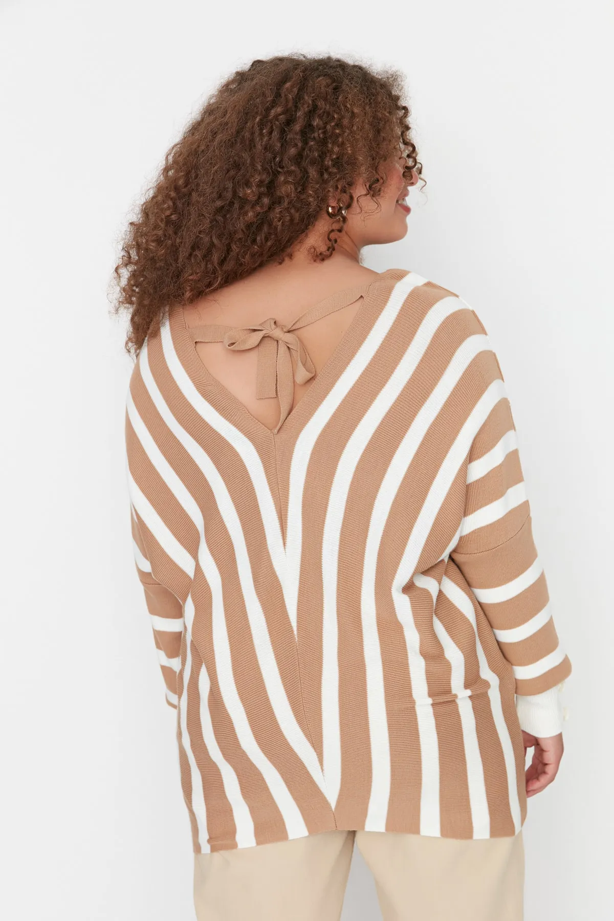 Trendyol Curve  Kamelfarbener Strickpullover mit Fledermausärmeln TBBAW23AN00039