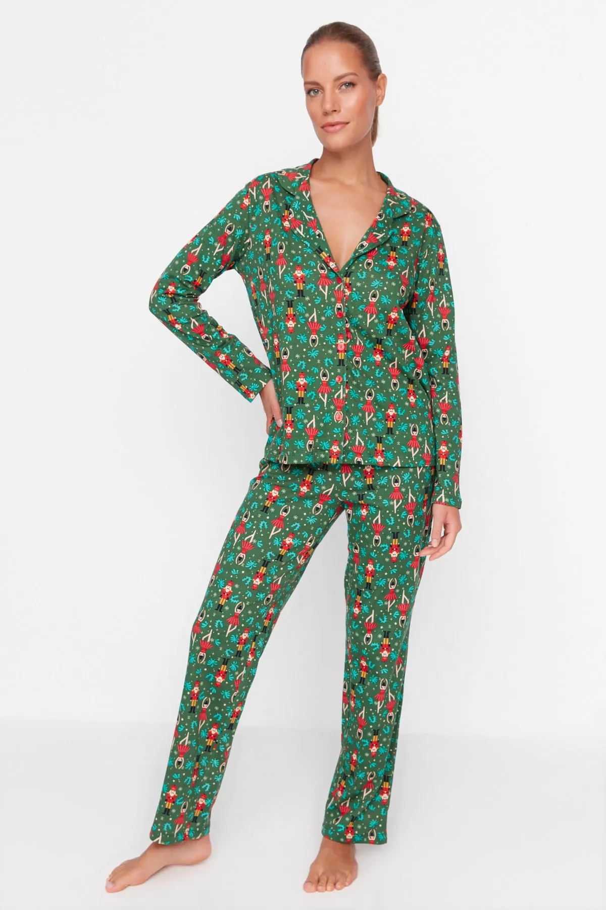 Trendyol Collection  Mehrfarbiges Strick-Pyjama-Set aus 100 % Baumwolle mit Weihnachtsmotiv THMAW23PT00311