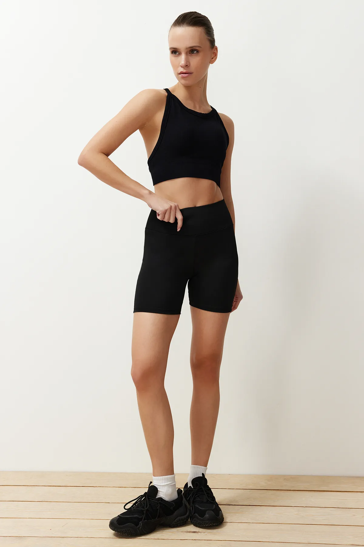 Trendyol Collection  Schwarze, elastische Push-Up-Shorts mit weiter Taille und extralangem gestricktem Bund/kurze Leggings THMSS24TY00038