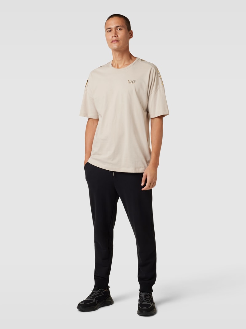 T-Shirt mit Label-Print in beige