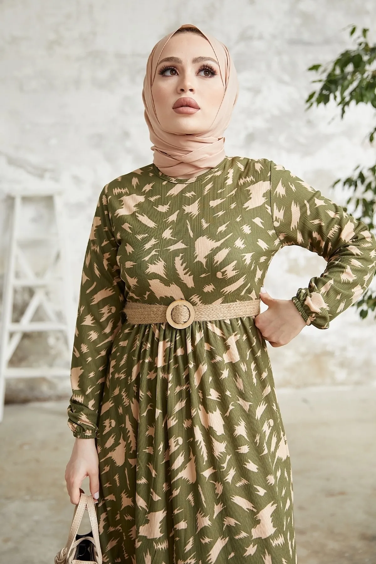 InStyle  Rena Kleid mit Strohgürtelmuster – Khaki