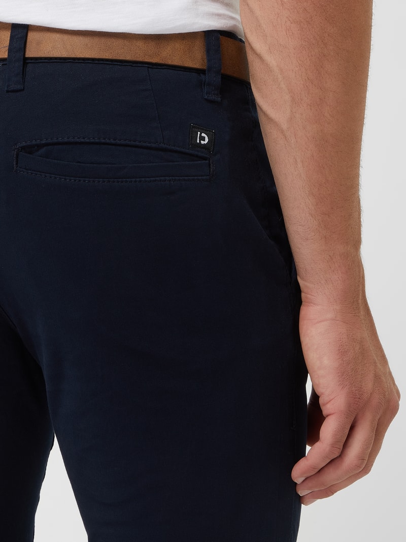 Slim Fit Chino mit Gürtel in dunkelblau