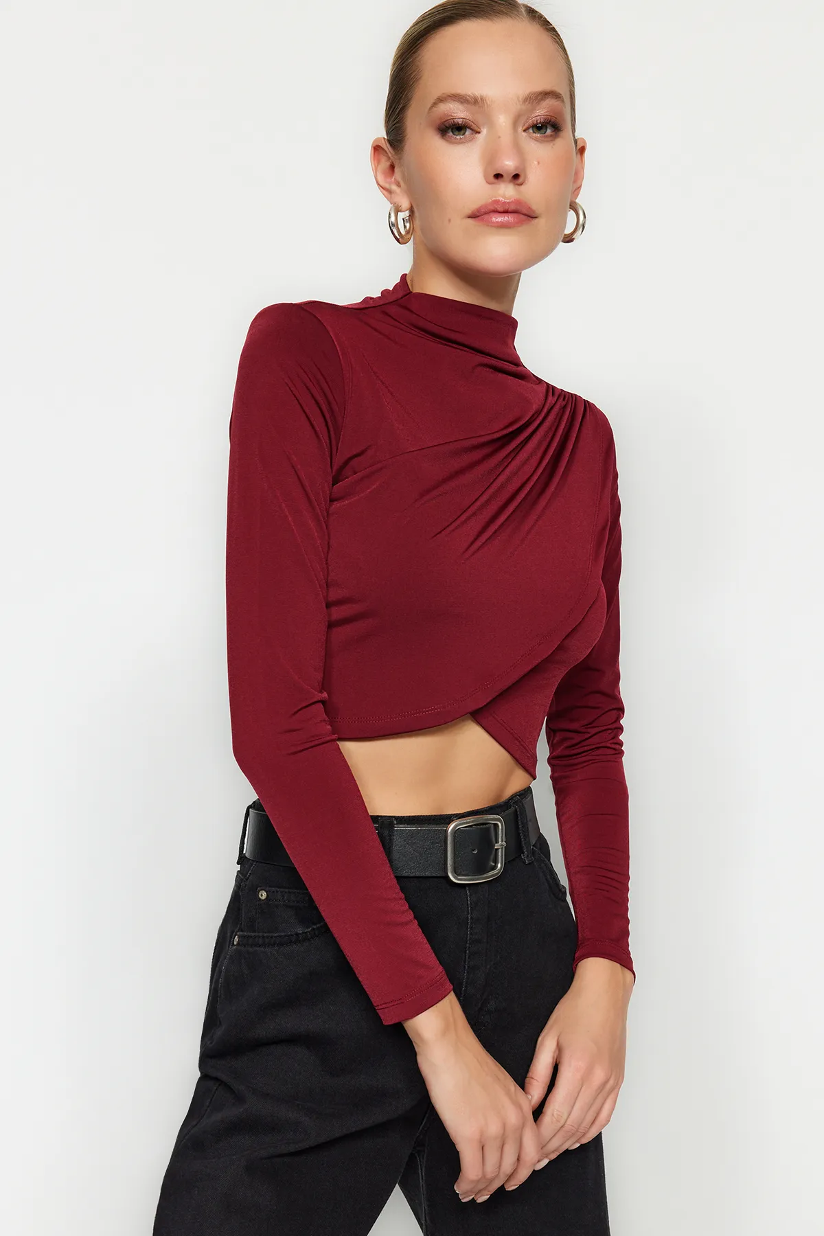 Trendyol Collection  Weinrote, drapierte Crop-Bluse mit hohem Kragen und hohem Kragen TWOAW24BZ00164