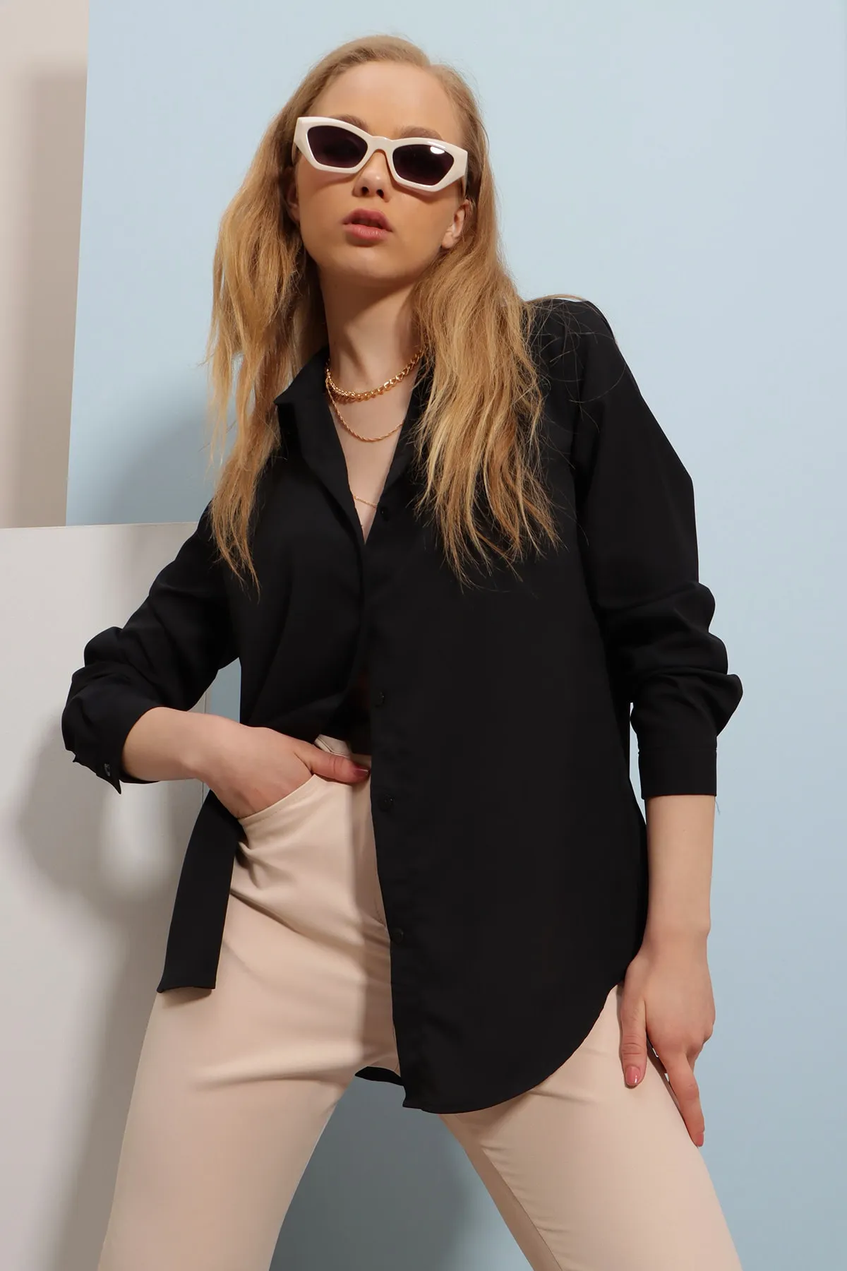 Trend Alaçatı Stili  Schwarzes Basic-Webhemd für Damen ALC-X5442