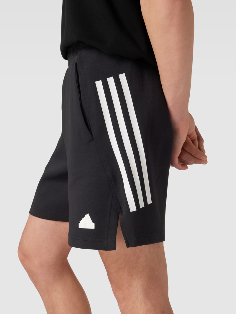 Sweatshorts mit Label-Print in schwarz