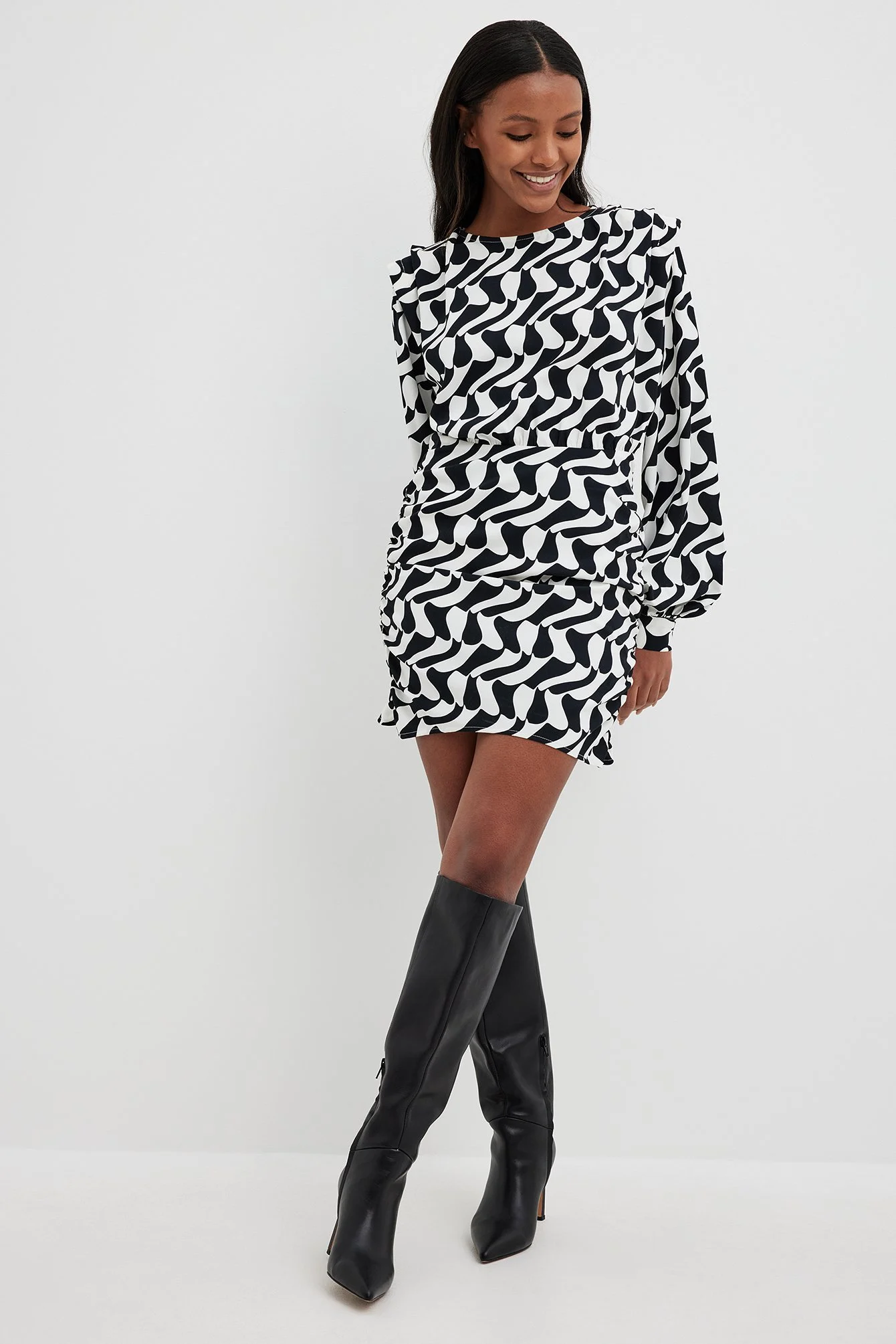 Detailliertes Minikleid mit Schulterpolstern