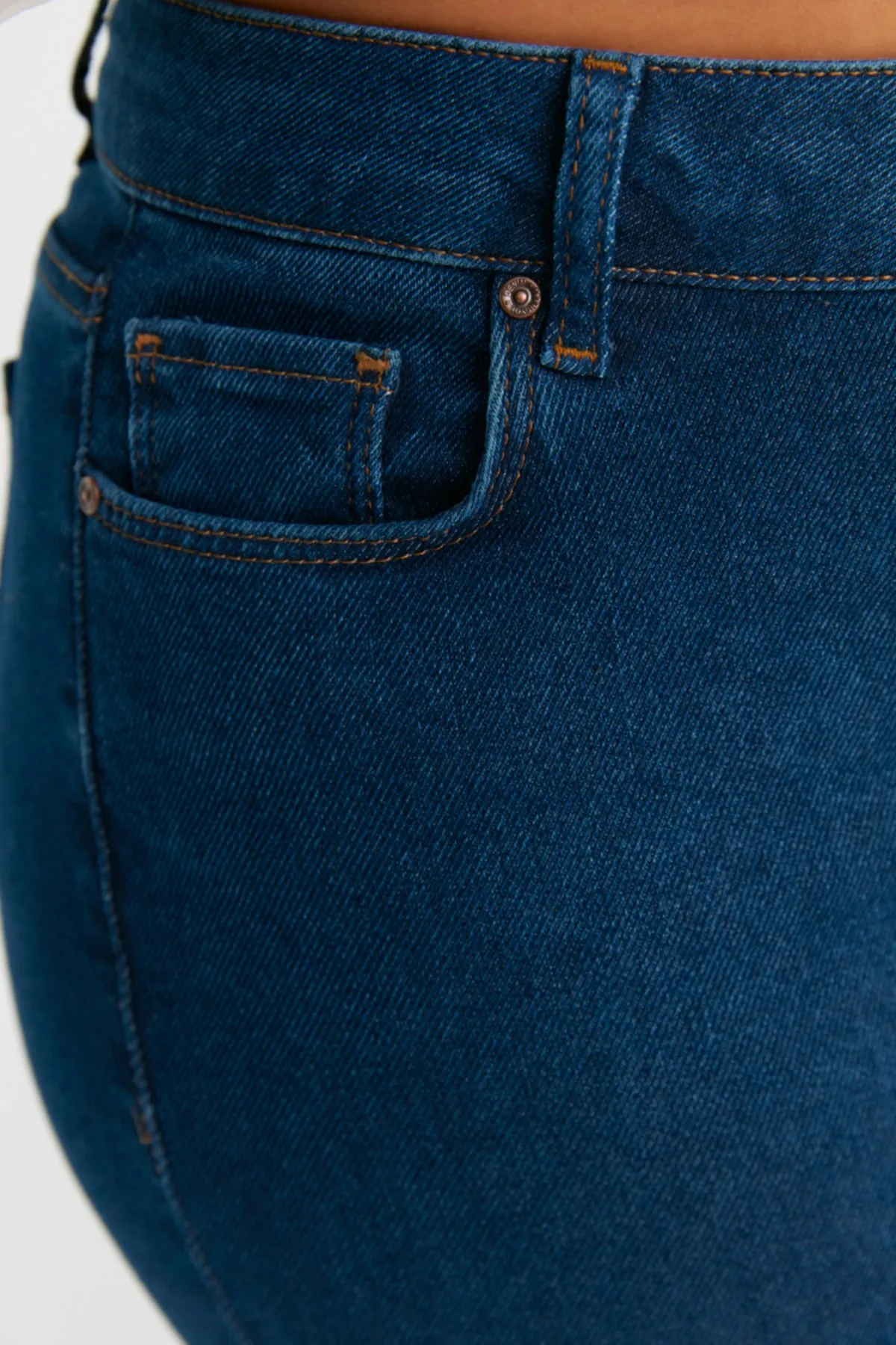 Trendyol Curve  Dunkelblaue, hoch taillierte, dehnbare Röhrenjeans TBBSS22JE0189
