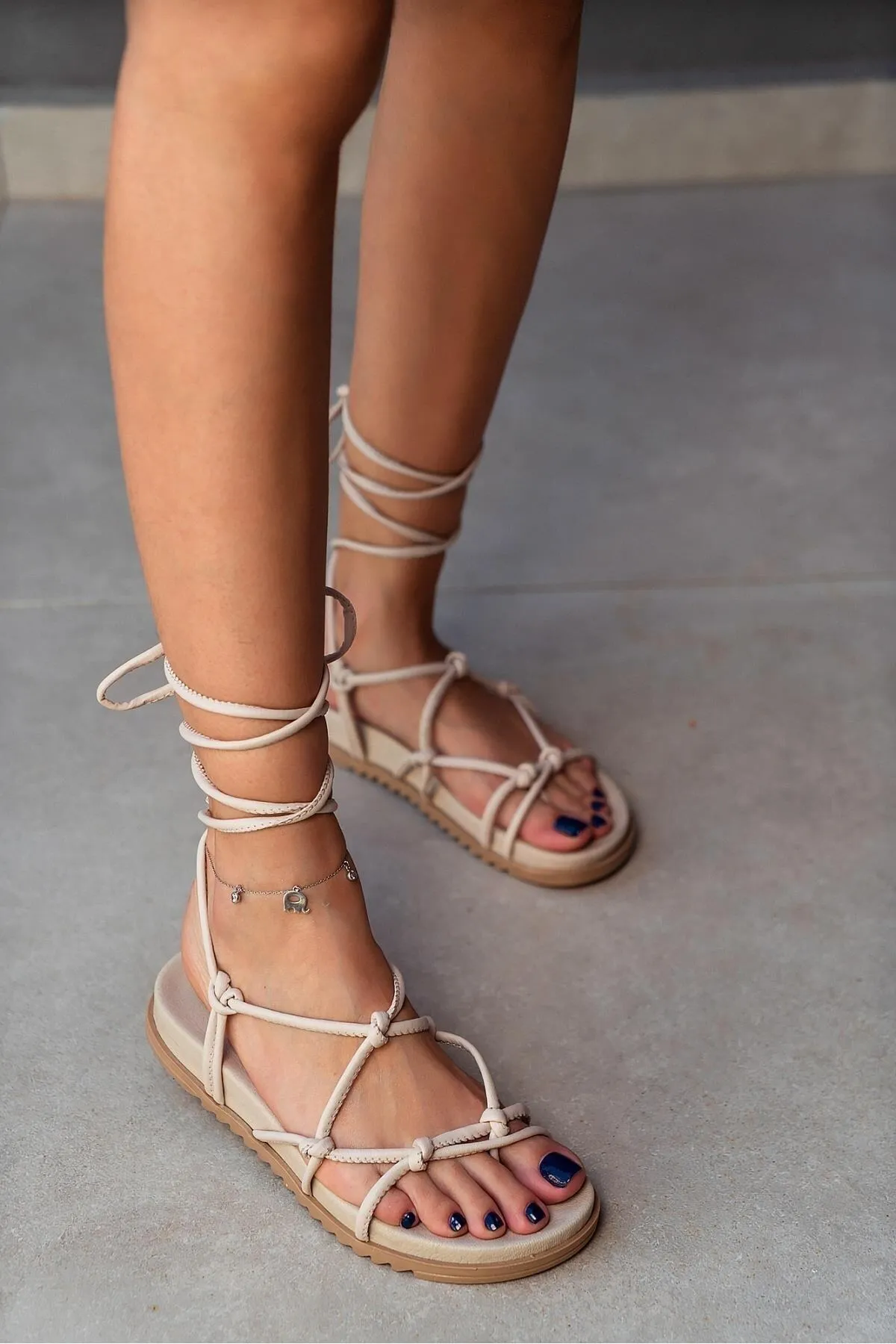NİŞANTAŞI SHOES  Perry Beige Matte Damensandalen mit Knöchelriemen und flacher Sohle