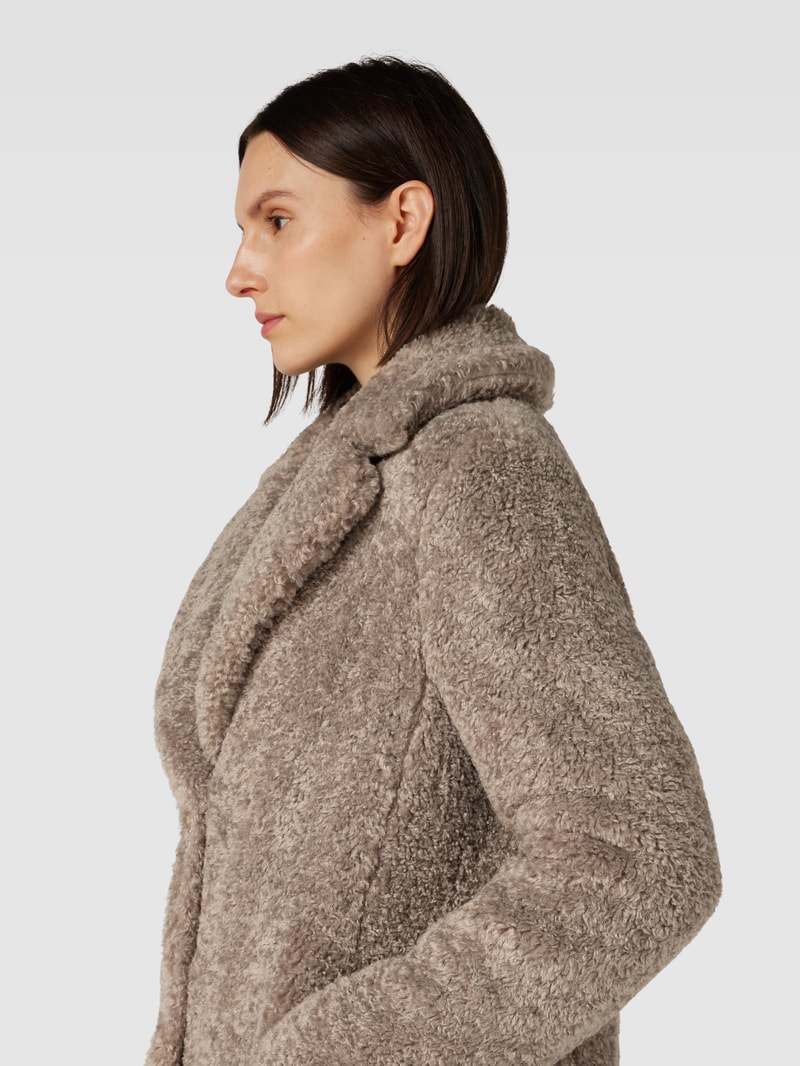 Mantel aus Teddyfell in taupe