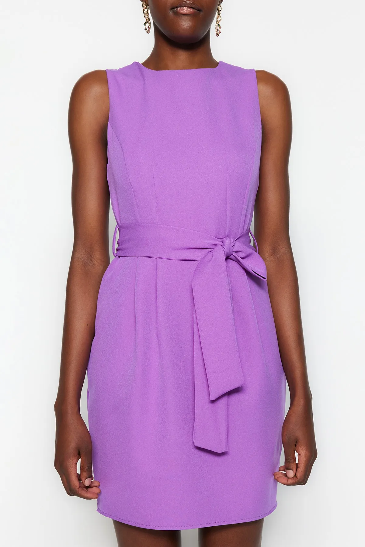 Trendyol Collection  Lilafarbenes, gewebtes Minikleid mit Rundhalsausschnitt und Gürtel TWOSS19AA0063