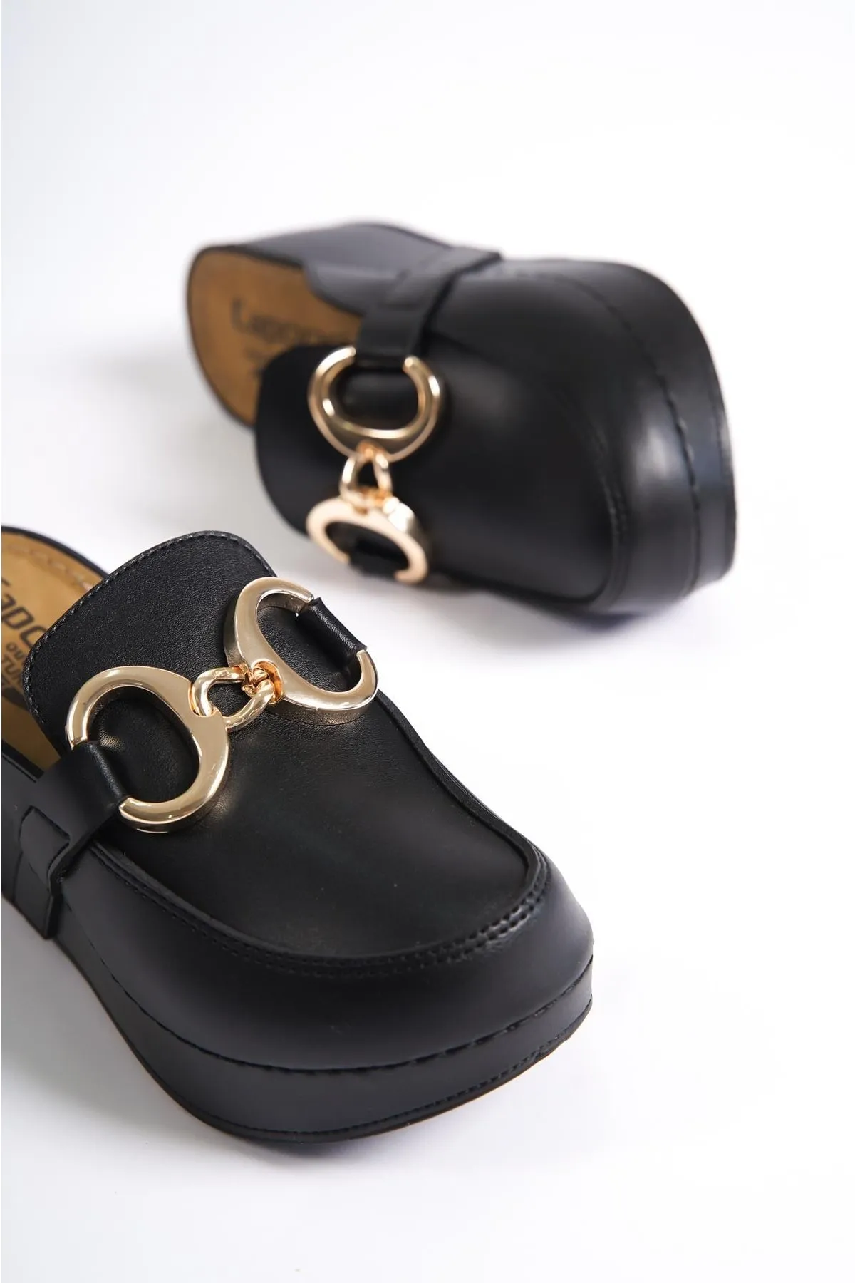 Capone Outfitters  Anatomisch weiche, bequeme Mutterhausschuhe mit Keilabsatz