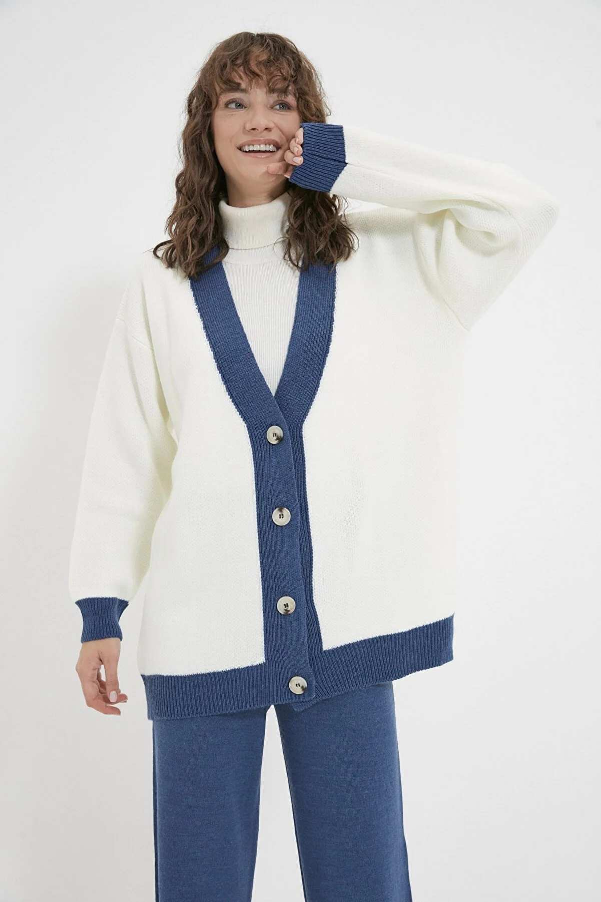 Trendyol Modest  Strickset mit Cardigan und Hose mit Indigo-Streifendetail TCTAW22AU0156