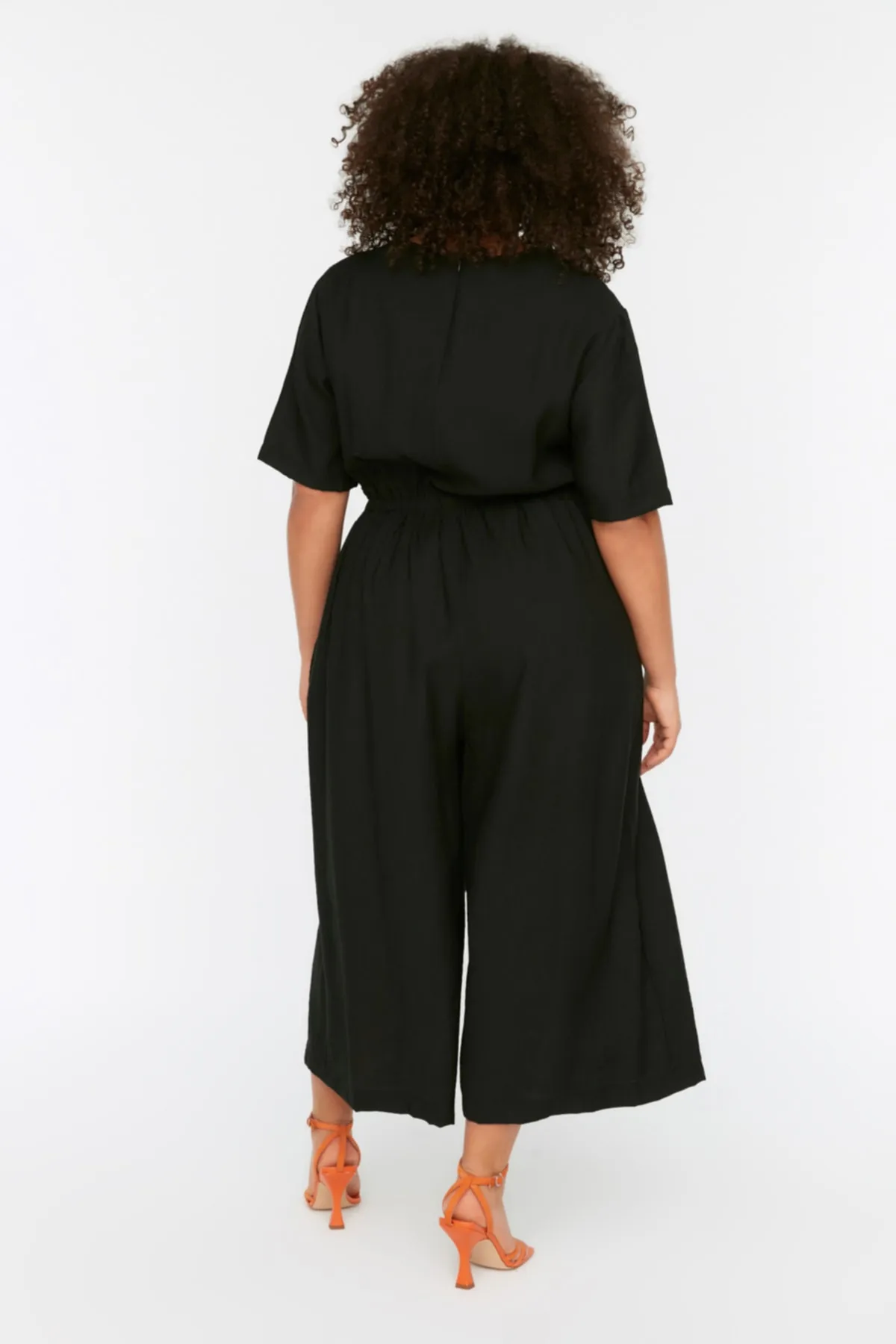 Trendyol Curve  Schwarzer Overall mit Taillendetails TBBSS22BG0017