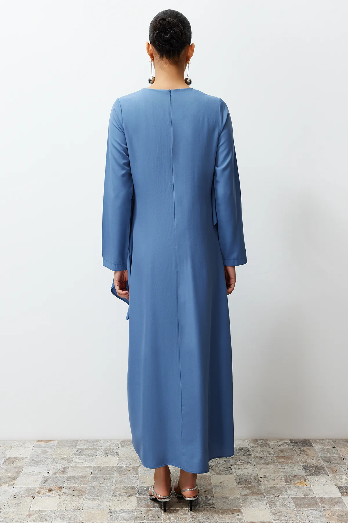 Trendyol Modest  Blaues, gerades, detailliertes Aller-Webkleid TCTSS24EB00146