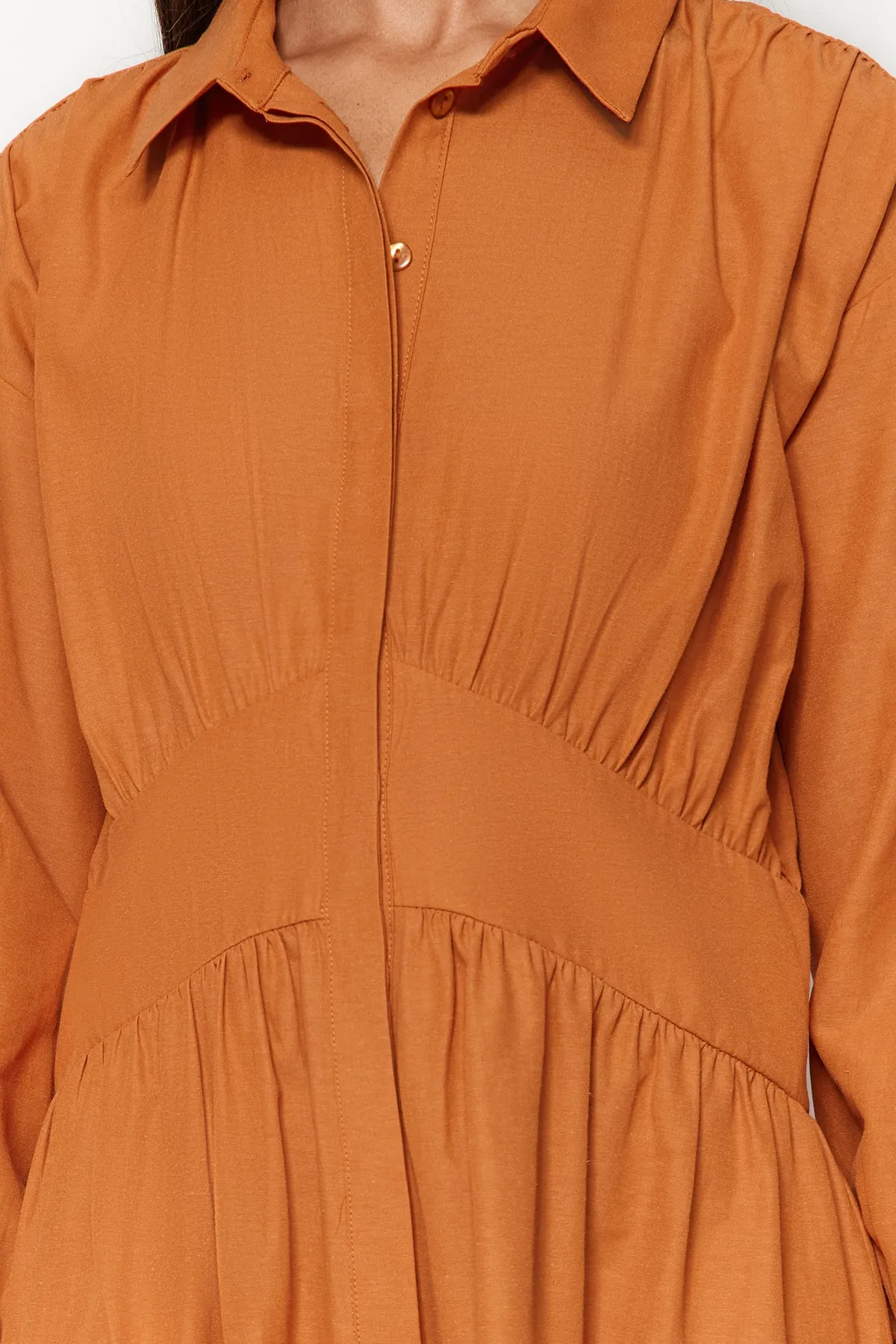 Trendyol Modest  Zimtfarbenes Kleid aus gewebter Baumwolle mit Corsage und halber Knopfleiste TCTSS23EB00355