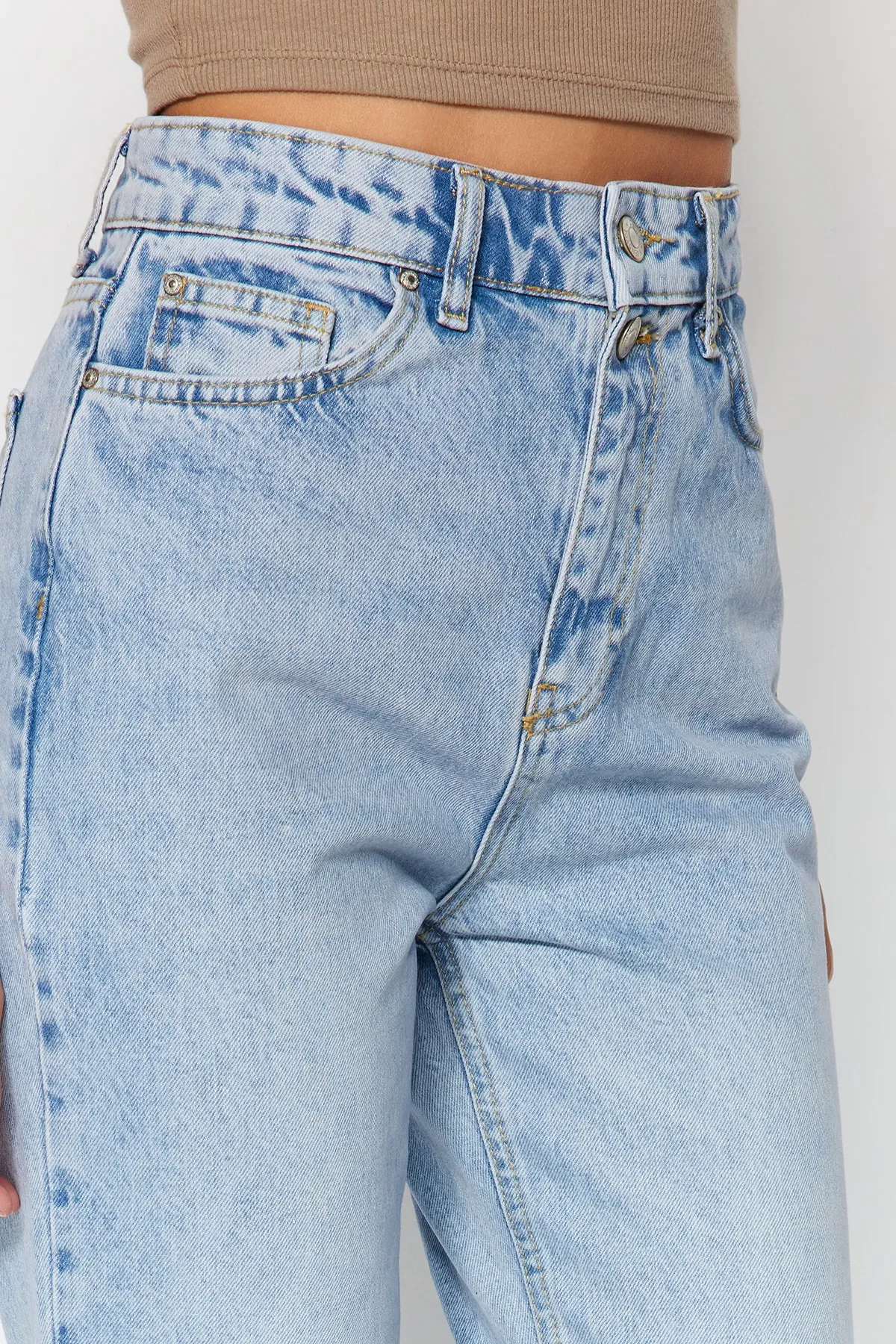 Trendyol Collection  Blaue Mom-Jeans mit zwei Knöpfen und hoher Taille TWOSS21JE0153