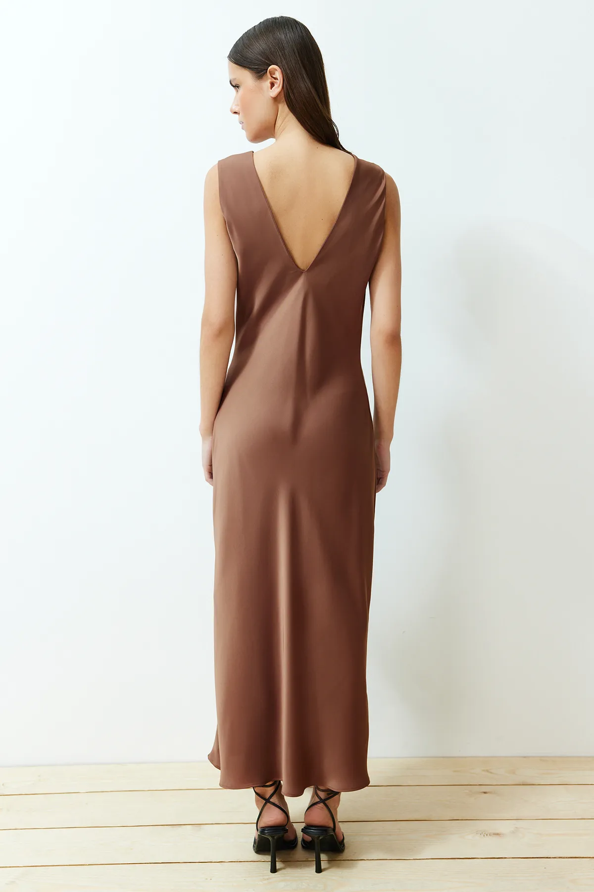 Trendyol Collection  Braunes Maxikleid aus gewebtem Satin mit Rückendetail TWOSS24EL00070