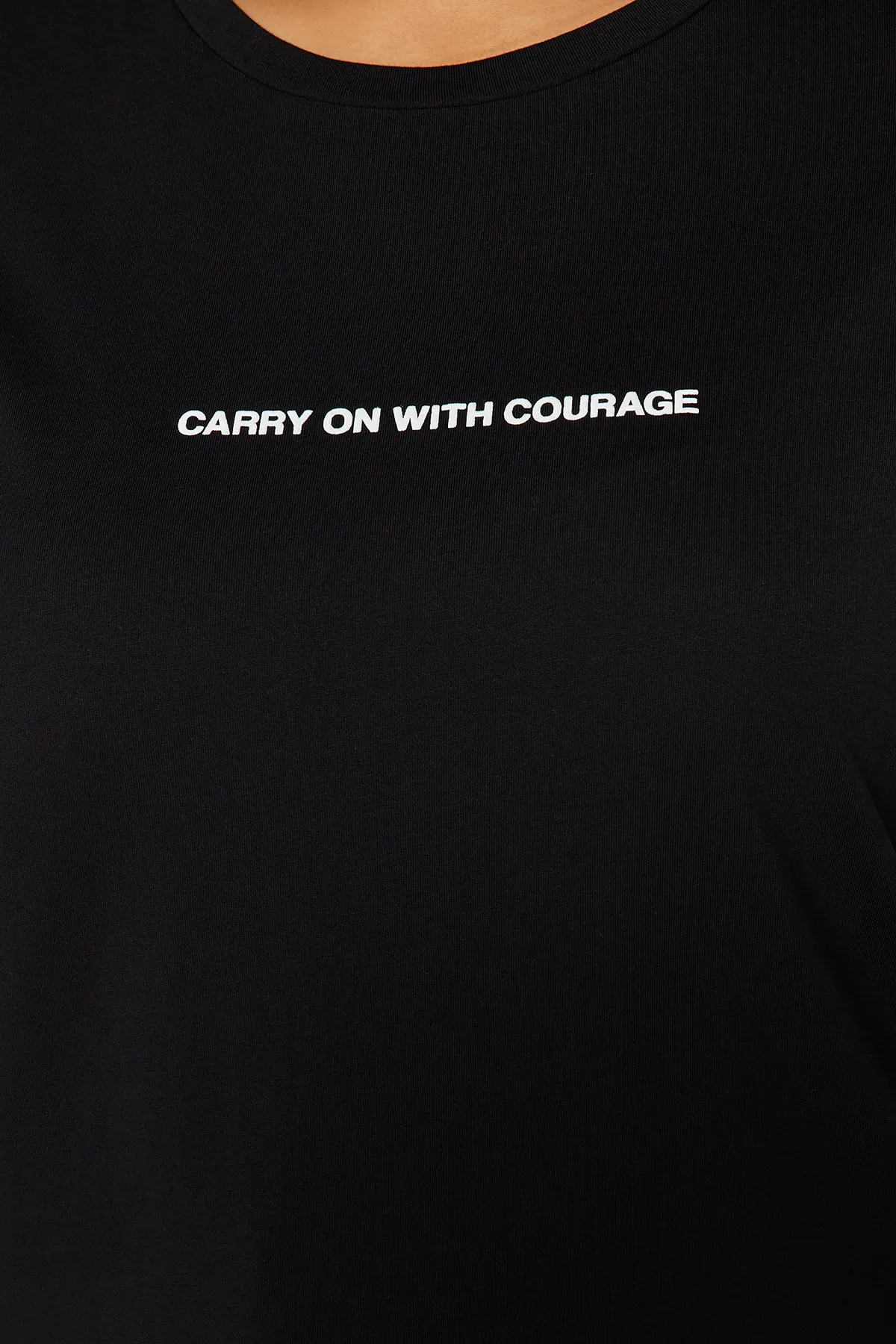 Trendyol Curve  Schwarzes, bedrucktes, kurzes Strick-T-Shirt mit Rundhalsausschnitt TBSSS23BF00022