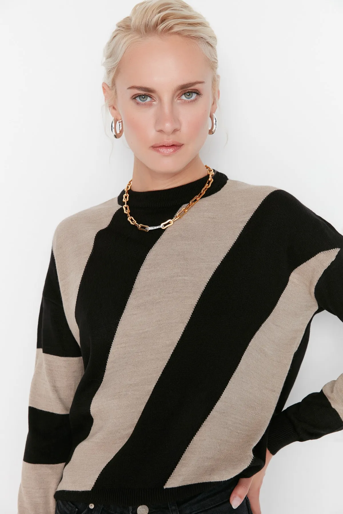Trendyol Collection  Kamelfarbener Blockstrick-Strickpullover mit Rundhalsausschnitt TWOAW20KZ0909