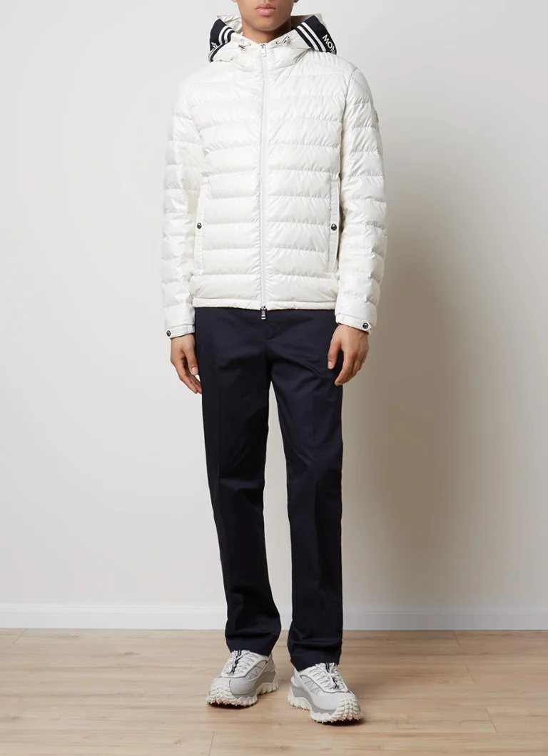 Giacca imbottita Moncler Cornour con imbottitura in piuma e tasche laterali.