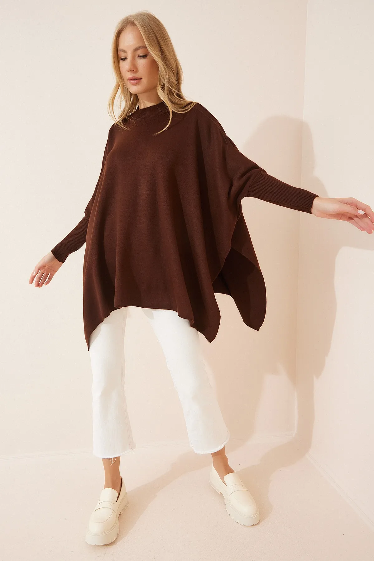 Happiness İstanbul  Brauner Oversize-Poncho-Pullover mit Seitenschlitz für Damen YY00005