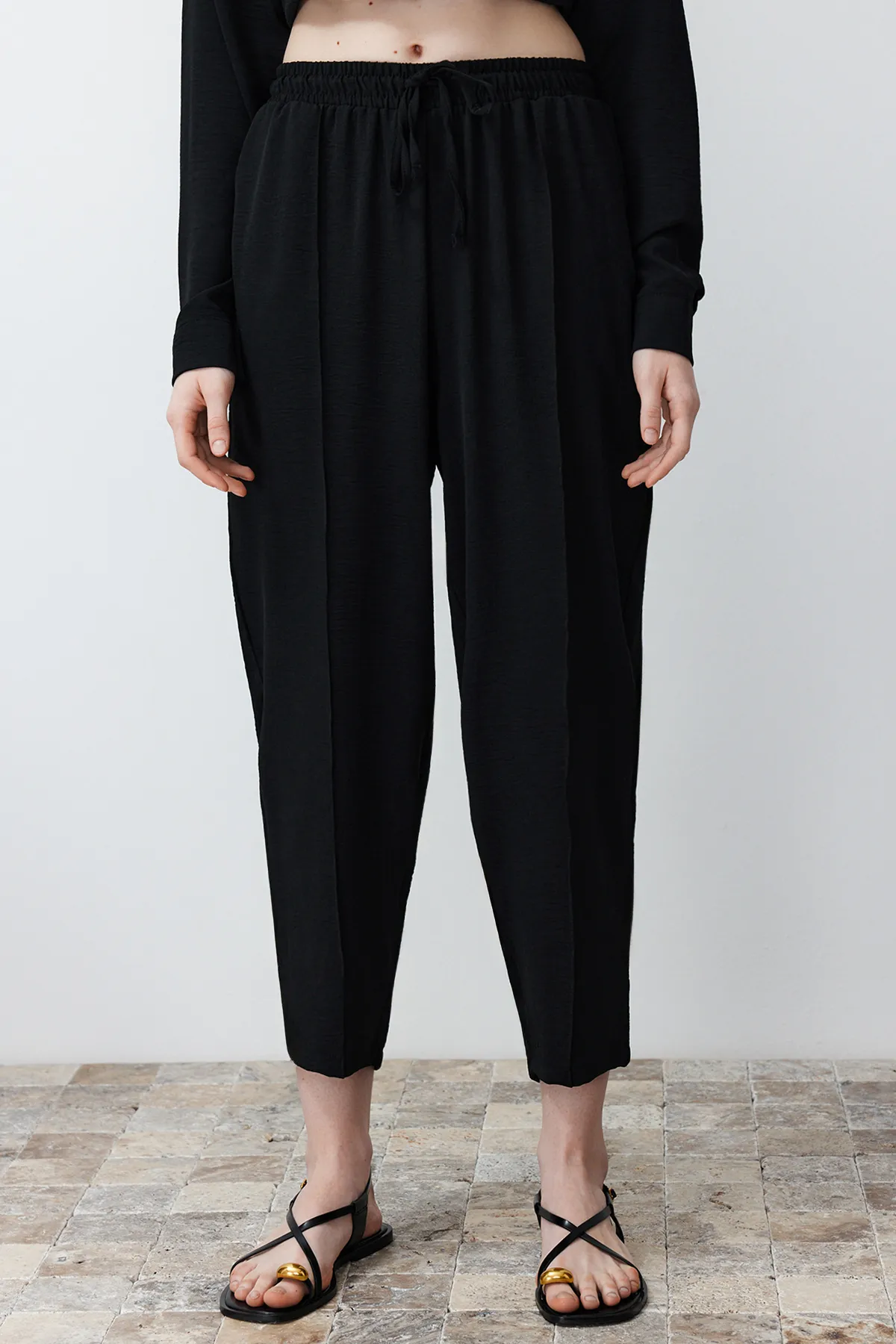Trendyol Collection  Schwarzes gewebtes Aerobin-Oberteil und -Unterteil-Set aus Hemd und Hose TWOSS24AU00038