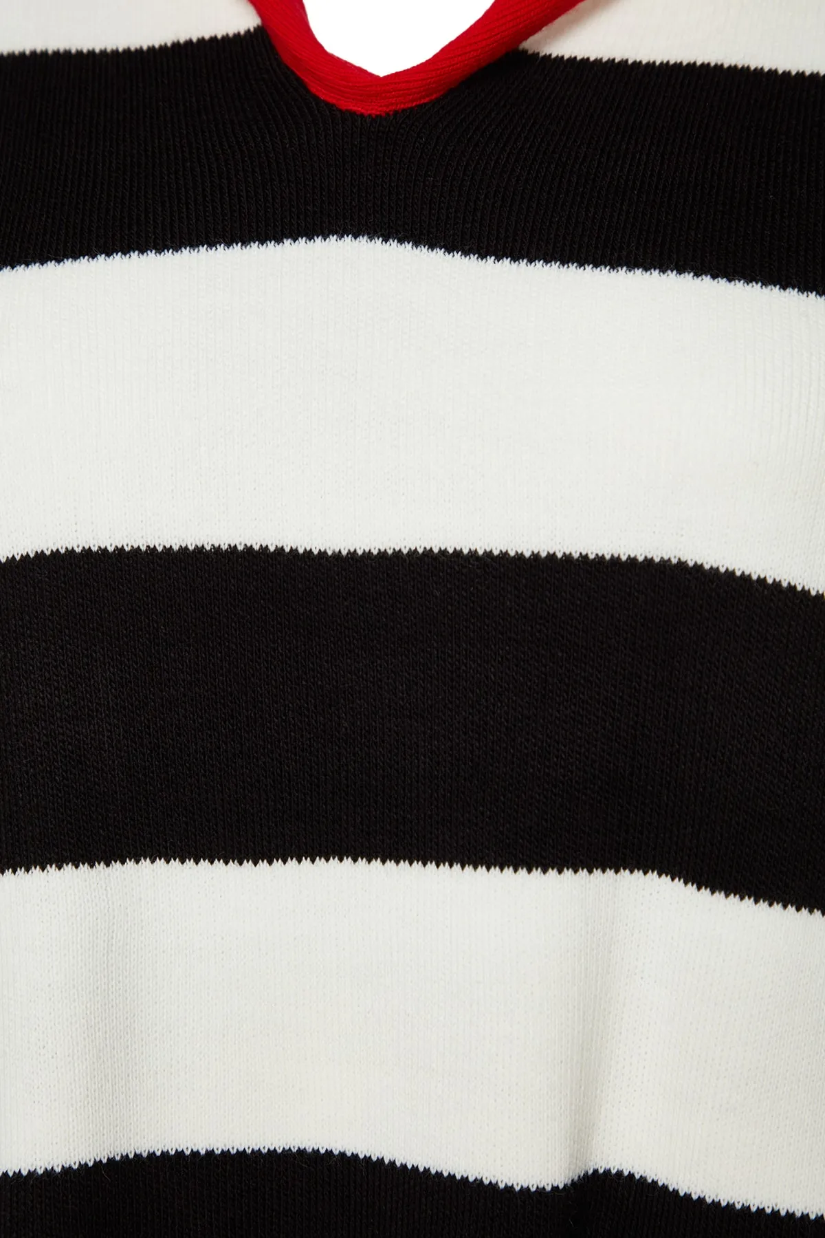 Trendyol Curve  Roter gestreifter Strickpullover mit Rollkragen TBBAW23AN00045