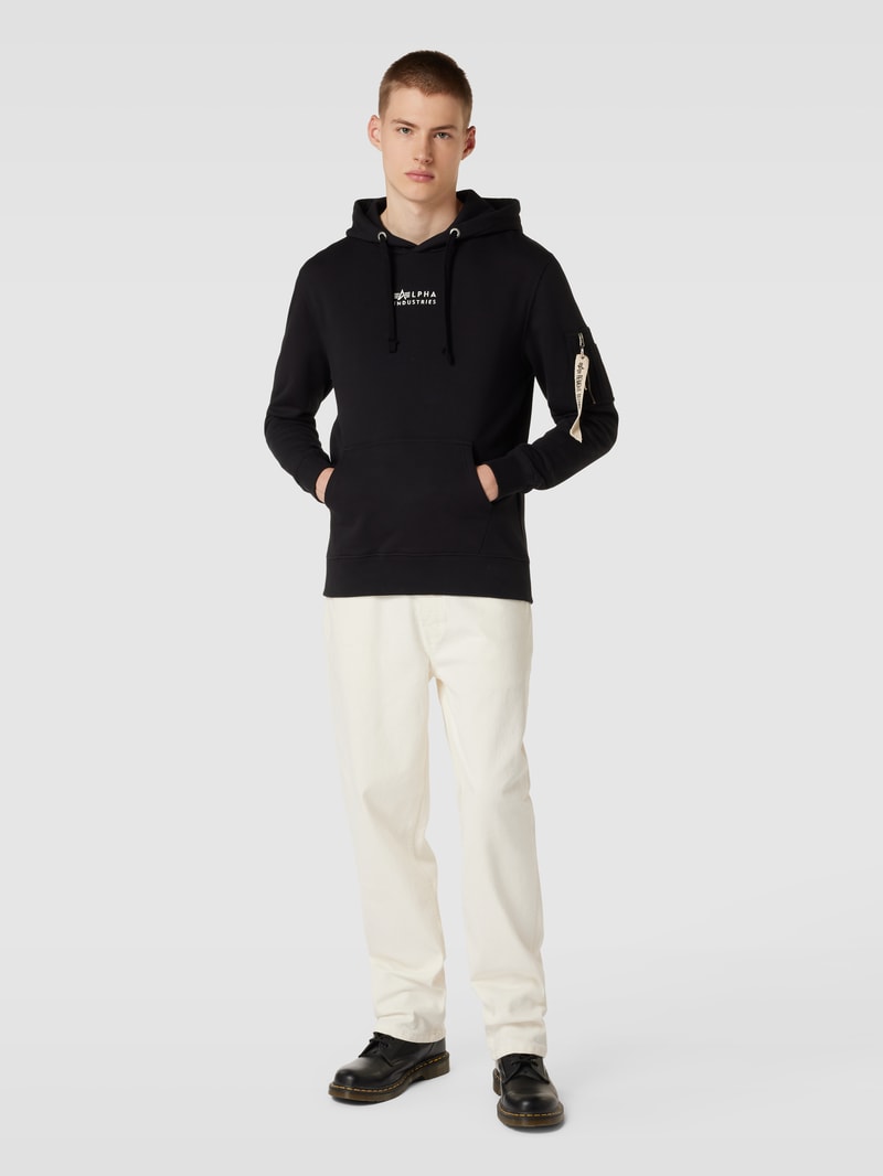 Hoodie mit Känguru-Tasche in schwarz