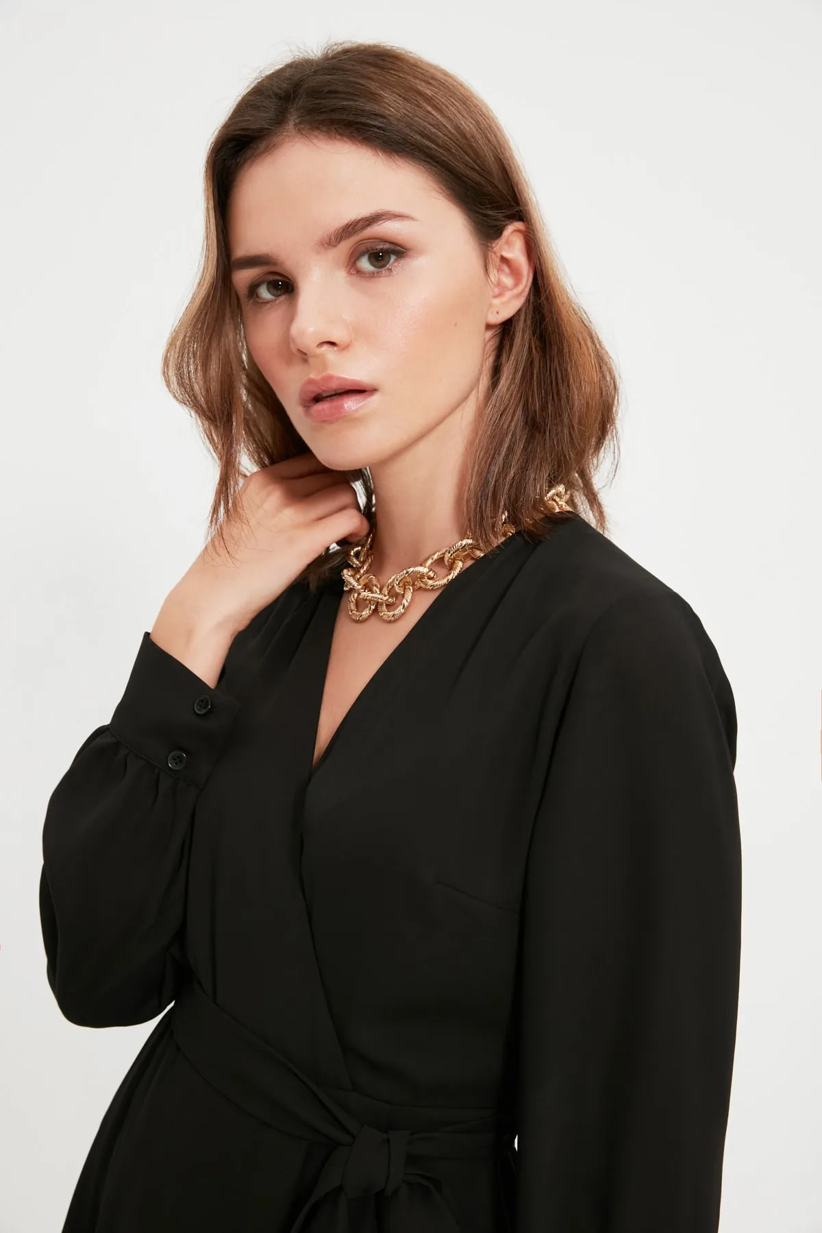 Trendyol Collection  Schwarzes Mini-Webkleid in A-Linie mit V-Ausschnitt TWOAW22EL0691