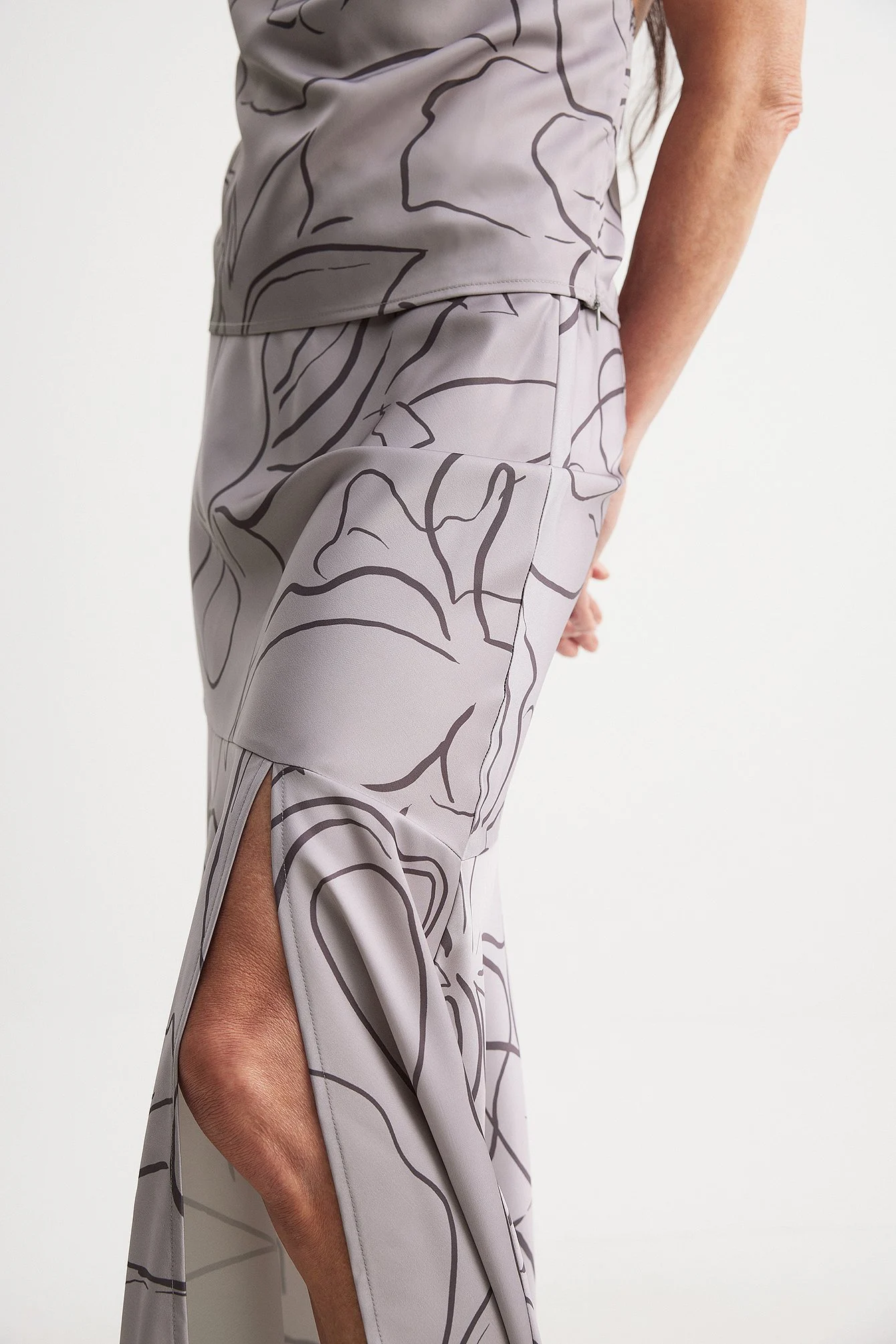 Asymmetrischer Satin-Maxirock mit Nahtdetails