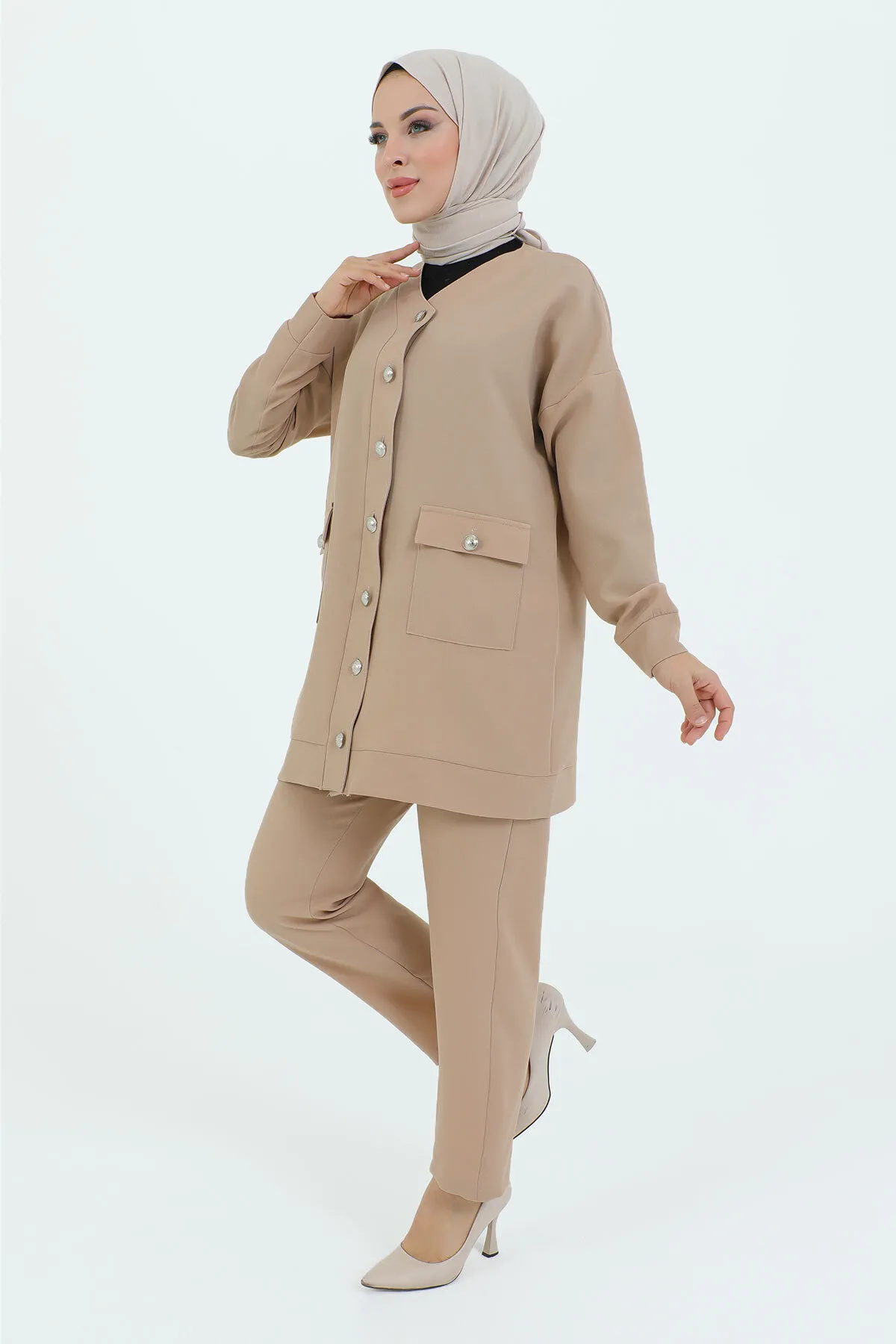 Tesettür Dünyası  V-Ausschnitt, geknöpfter Doppelanzug mit Taschen TSD231218 Beige