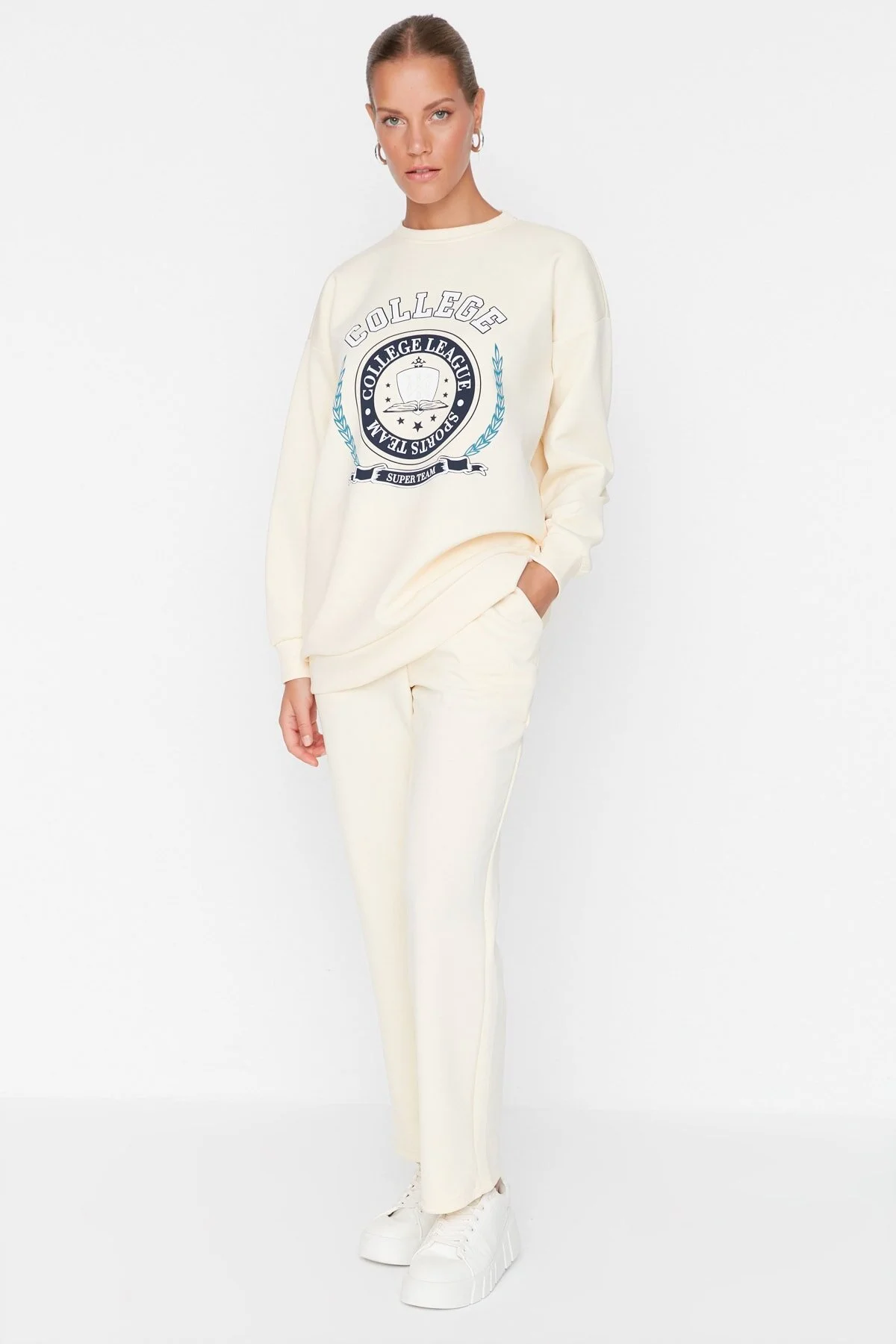 Trendyol Modest  Beige bedrucktes Scuba-Strick-Trainingsanzug-Set TCTAW23EN00016