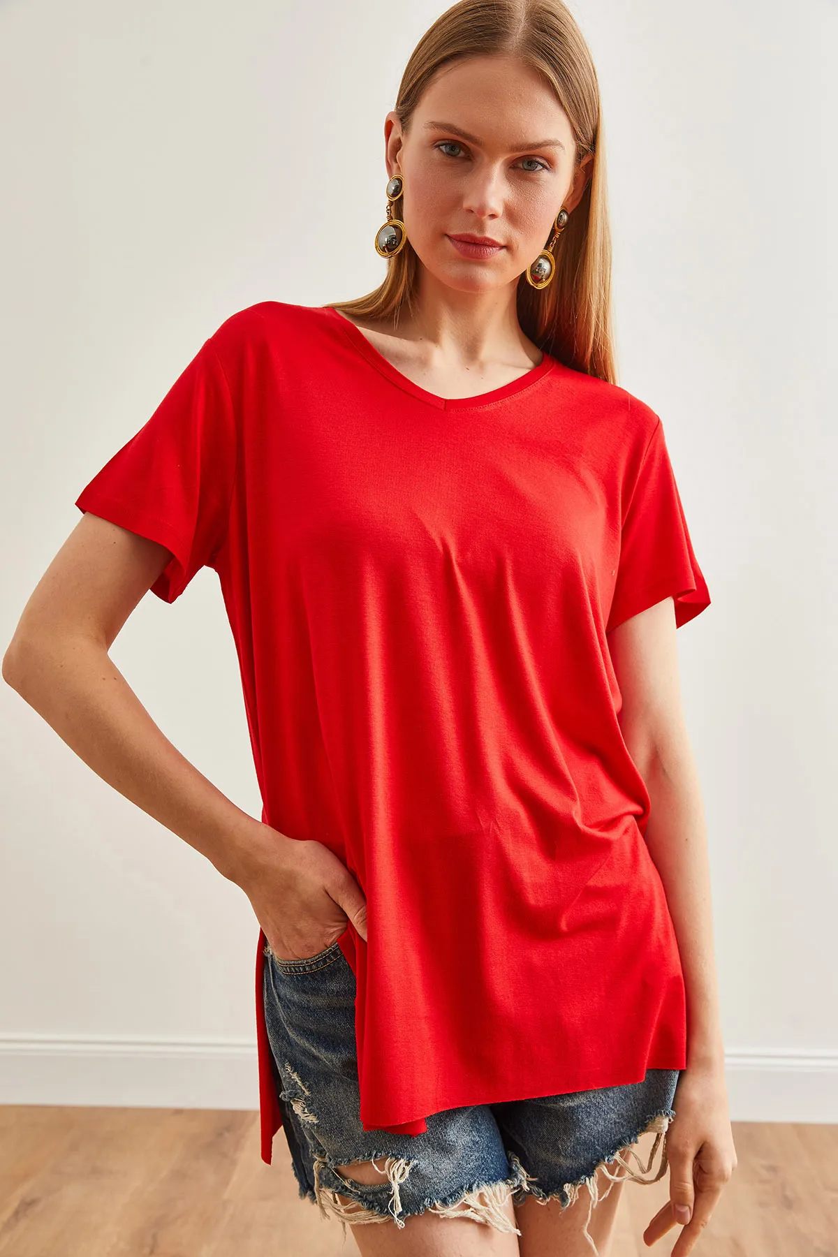 Olalook  Rotes Damen-T-Shirt mit V-Ausschnitt und Schlitz - TSH-19000582
