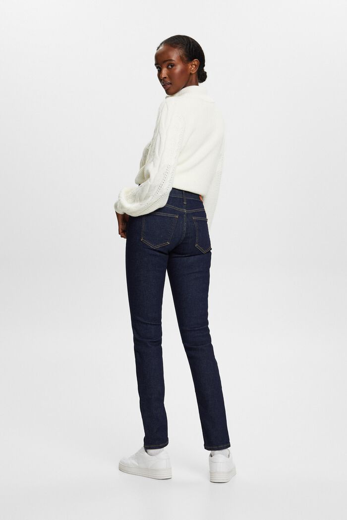 Recycelt: Schmale Jeans mit mittelhohem Bund