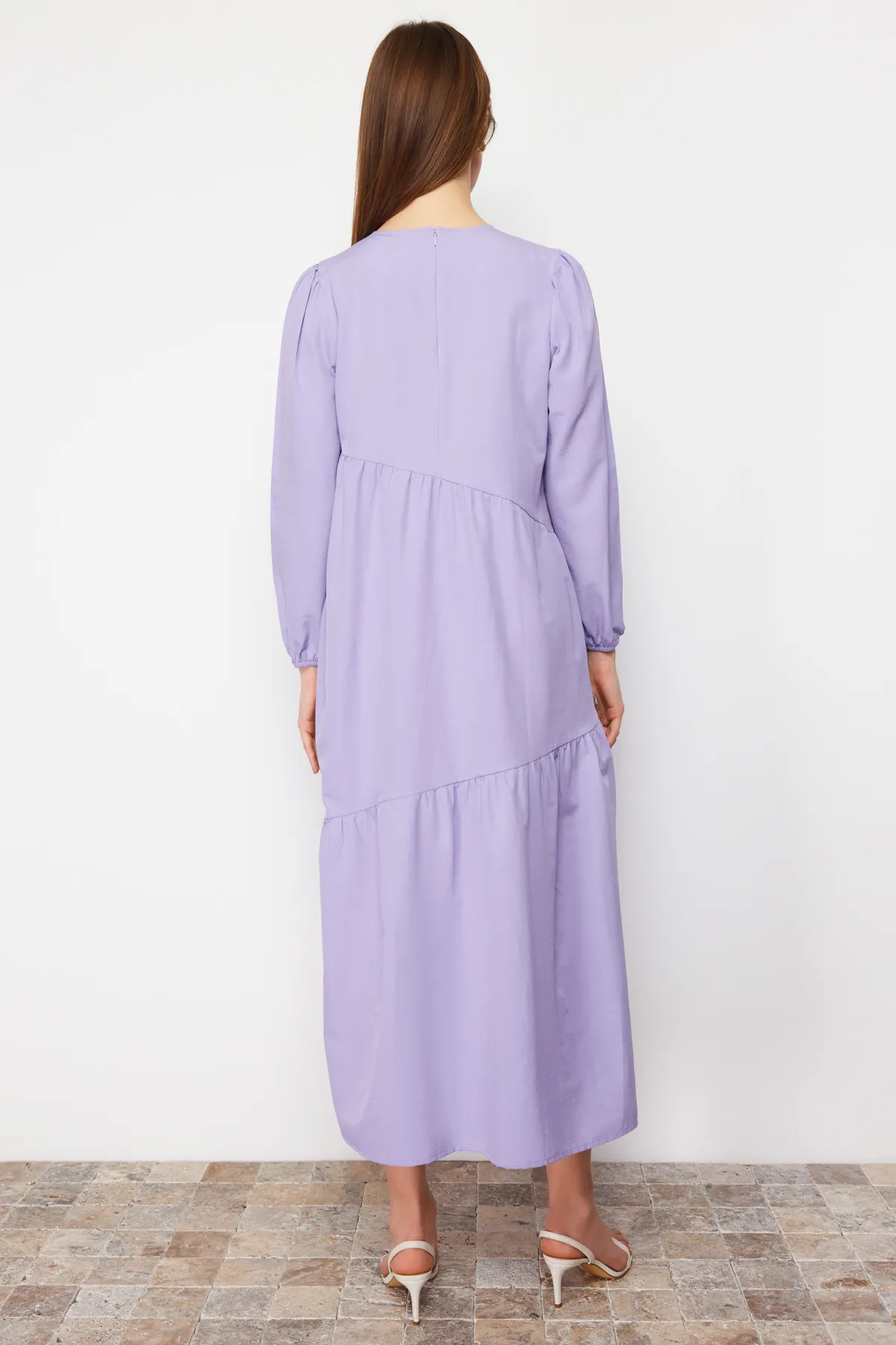 Trendyol Modest  Fliederfarbenes, detailliertes, gewebtes Baumwollkleid mit weitem Schnitt TCTSS21EL3470