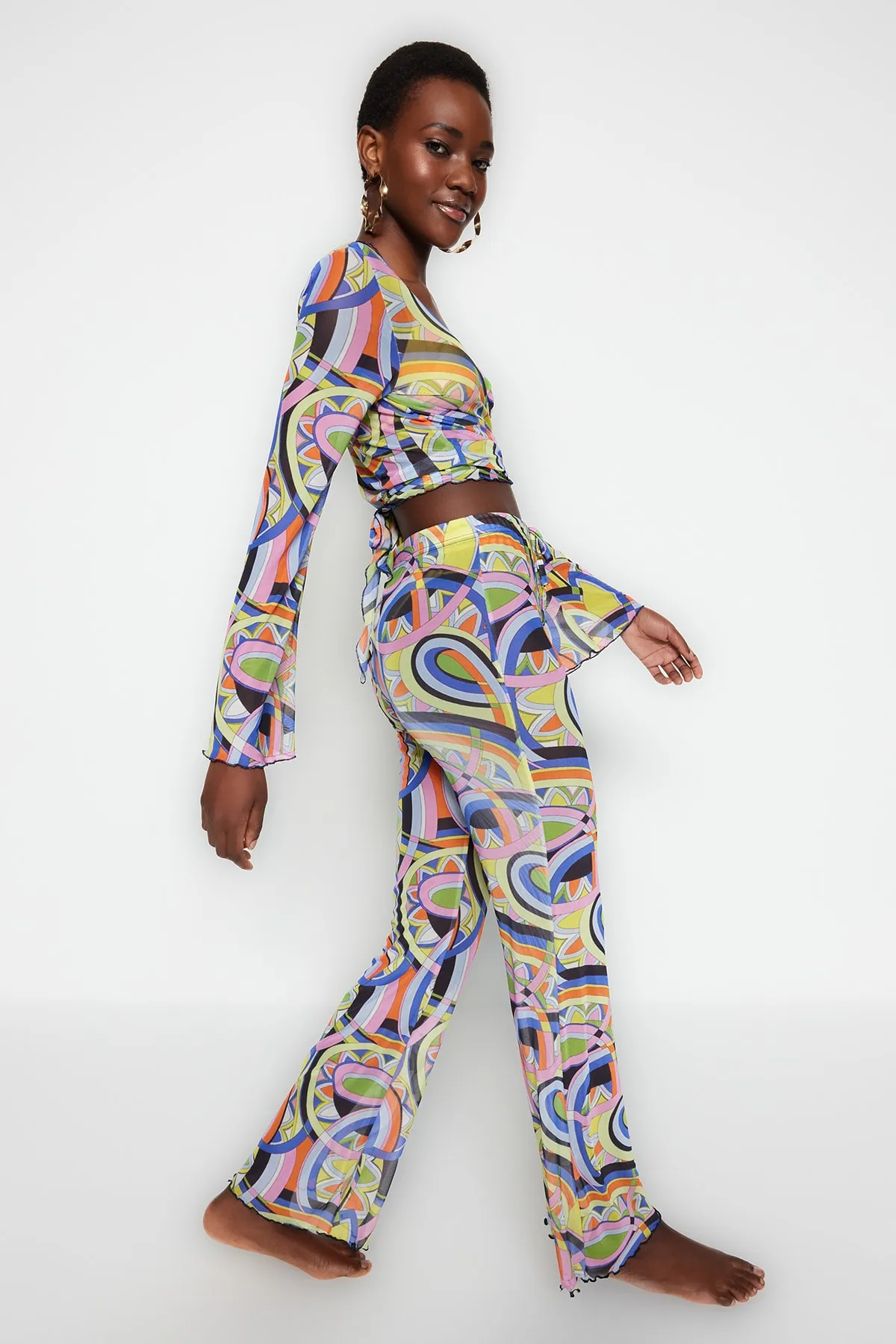 Trendyol Collection  Set aus gewebter Bluse und Hose mit abstraktem Muster und Bindeband TBESS23AU00008