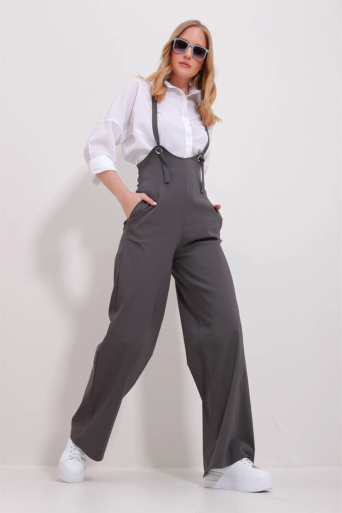 Trend Alaçatı Stili  Anthrazitfarbener Lycra-Overall mit zwei Taschen und Riemchen für Damen ALC-X11539