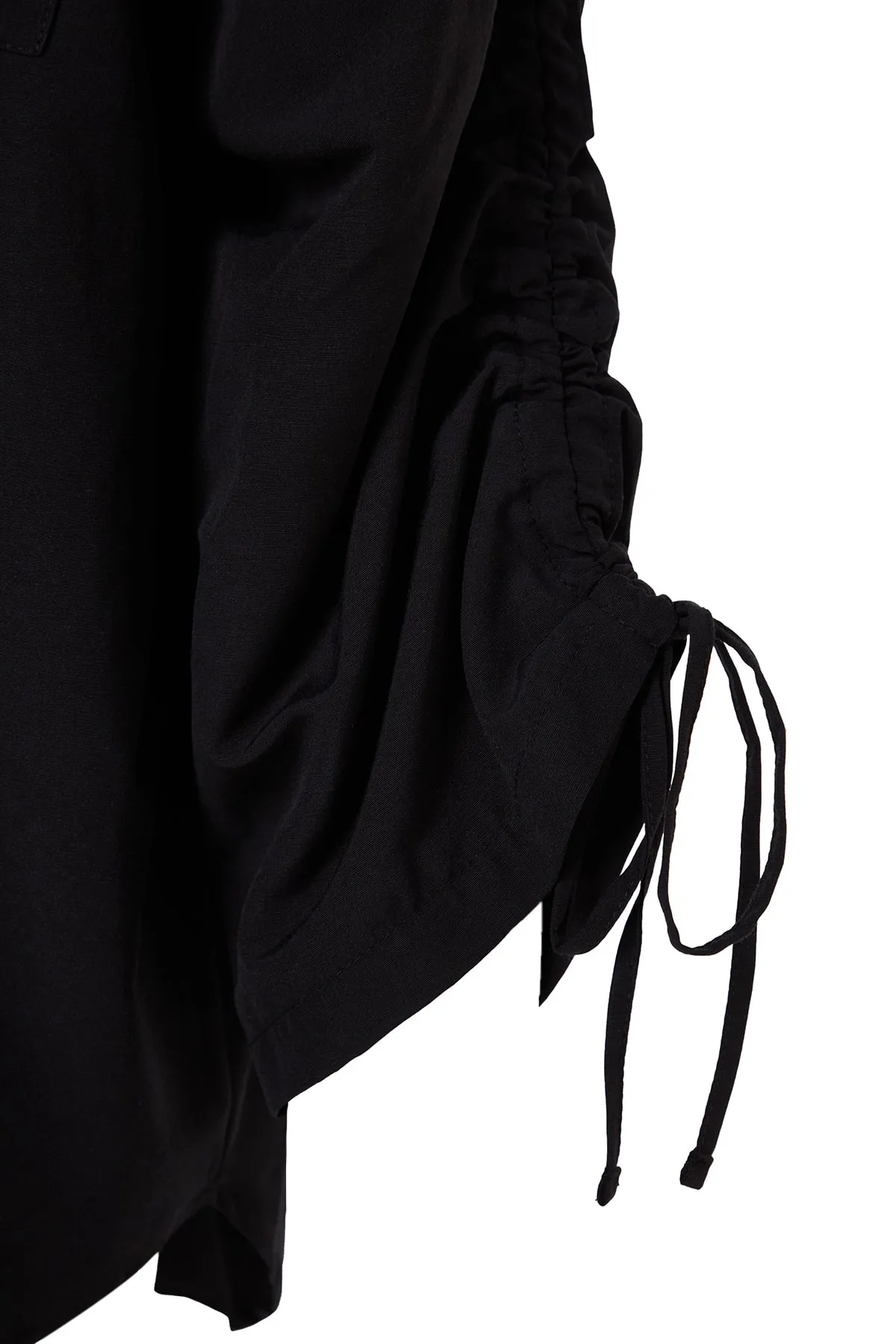 Trendyol Modest  Schwarzes Hemd aus gewebter Baumwolle mit verstellbaren Ärmeln und Raffung, TCTSS23TG00011