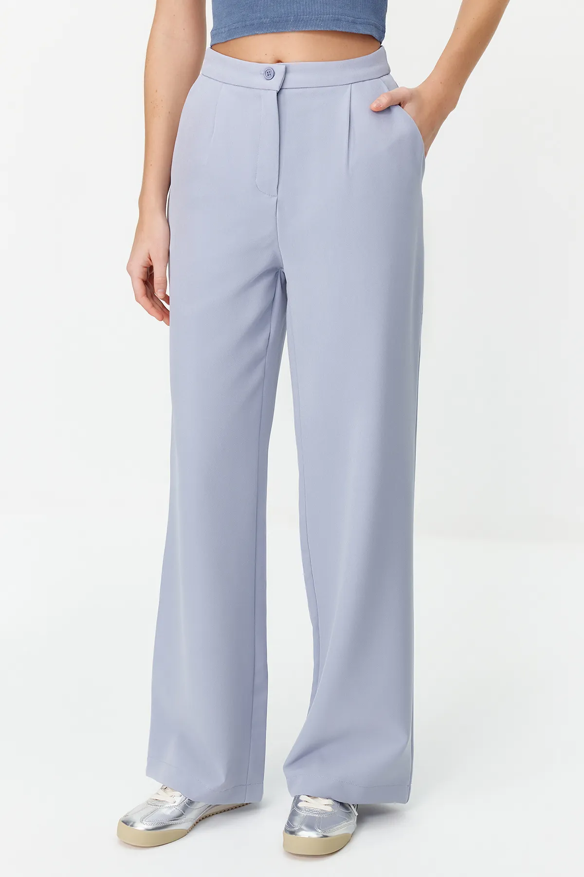 Trendyol Collection  Hellblaue Hose mit weitem Bein TWOAW22PL0139