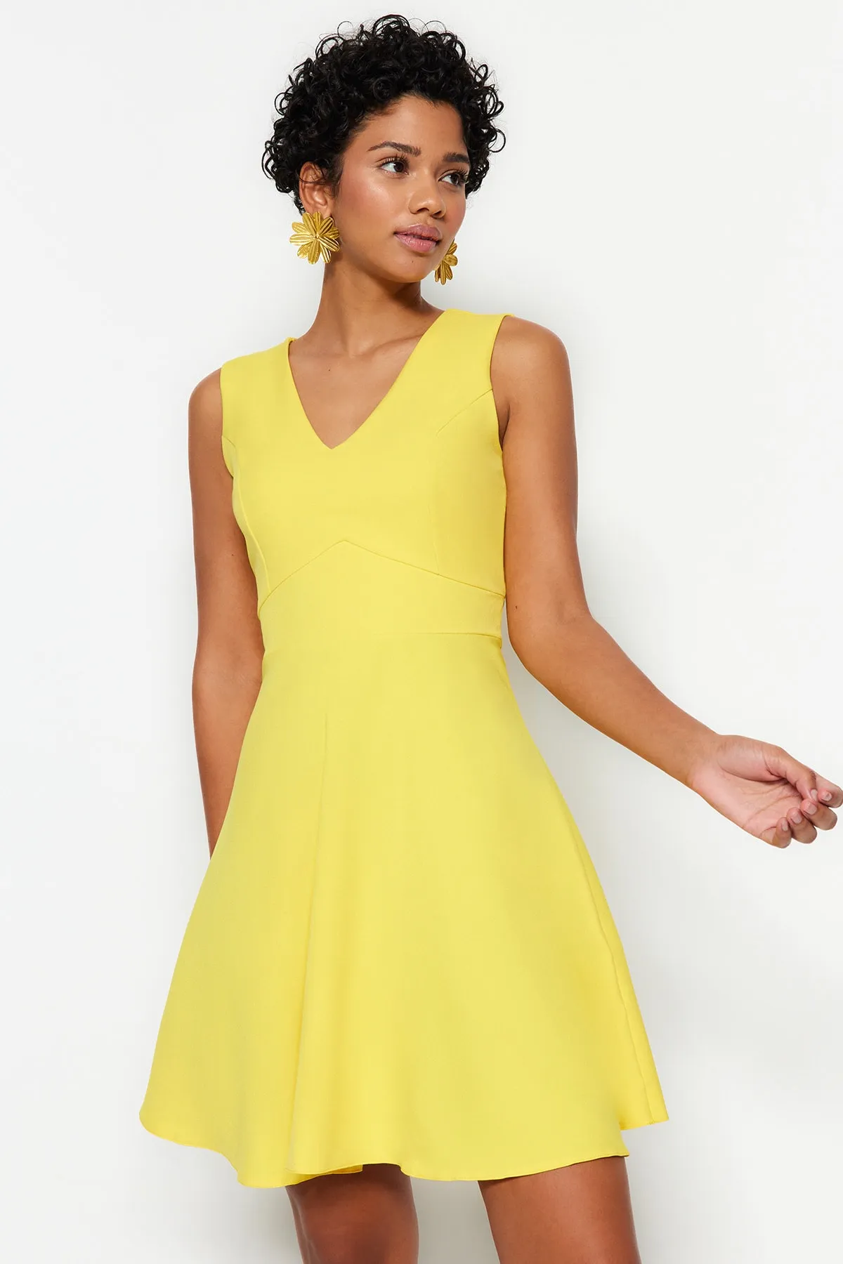 Trendyol Collection  Gelbes Mini-Webkleid mit V-Ausschnitt und Taillenöffnung TWOSS19BB0210