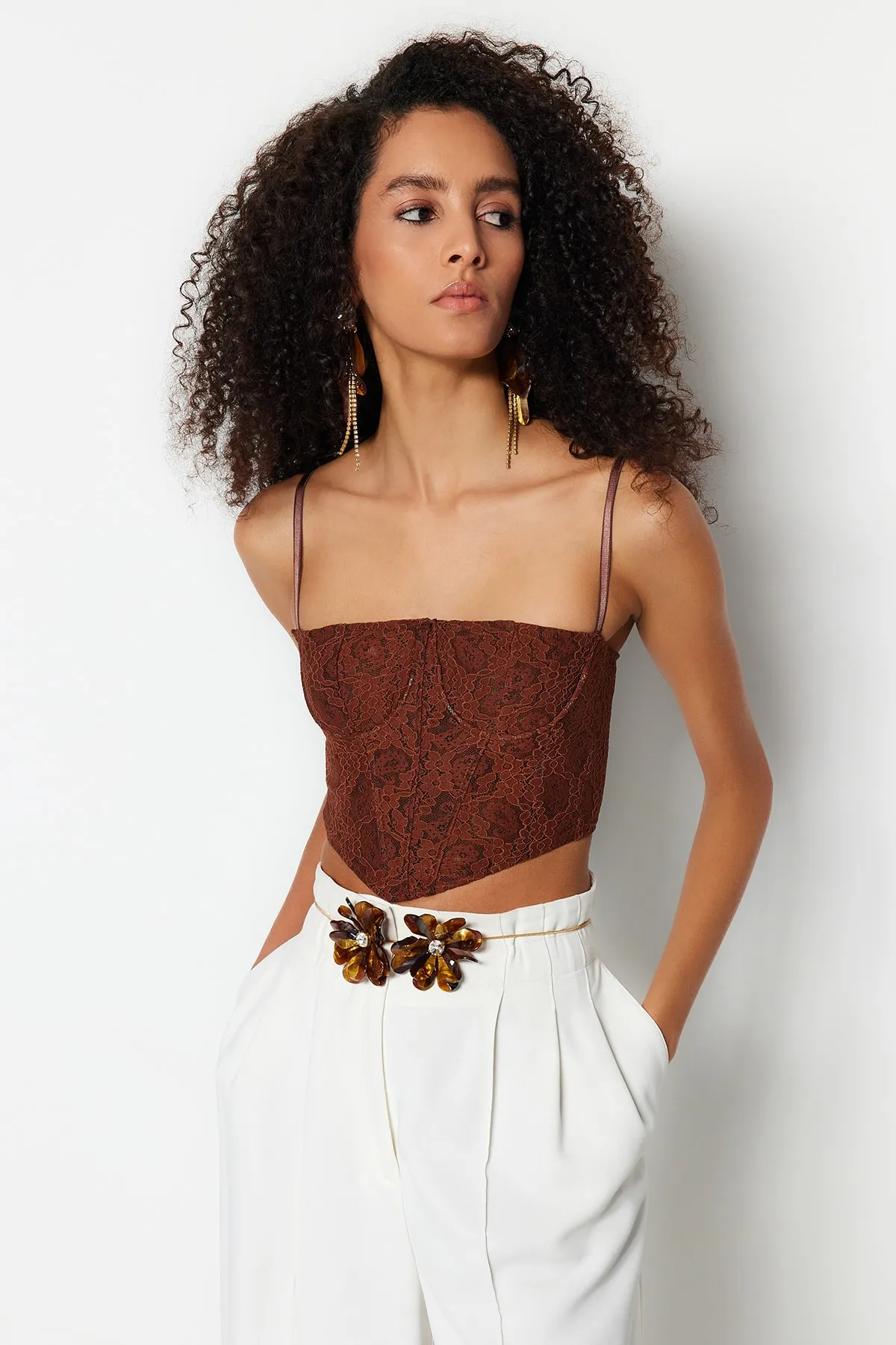 Trendyol Collection  Braunes, bauchfreies, gefüttertes Korsett mit detailliertem Spitzen-Bustier TPRAW23BS00072