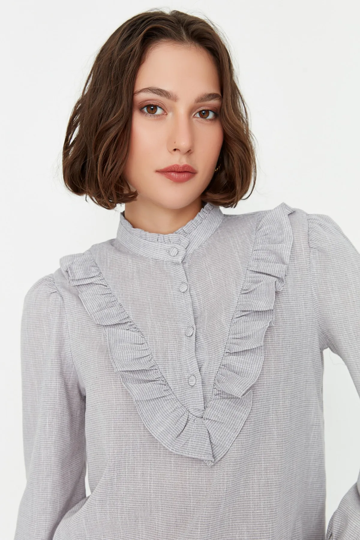 Trendyol Collection  Graue, gerüschte Webbluse TWOSS21BZ0325