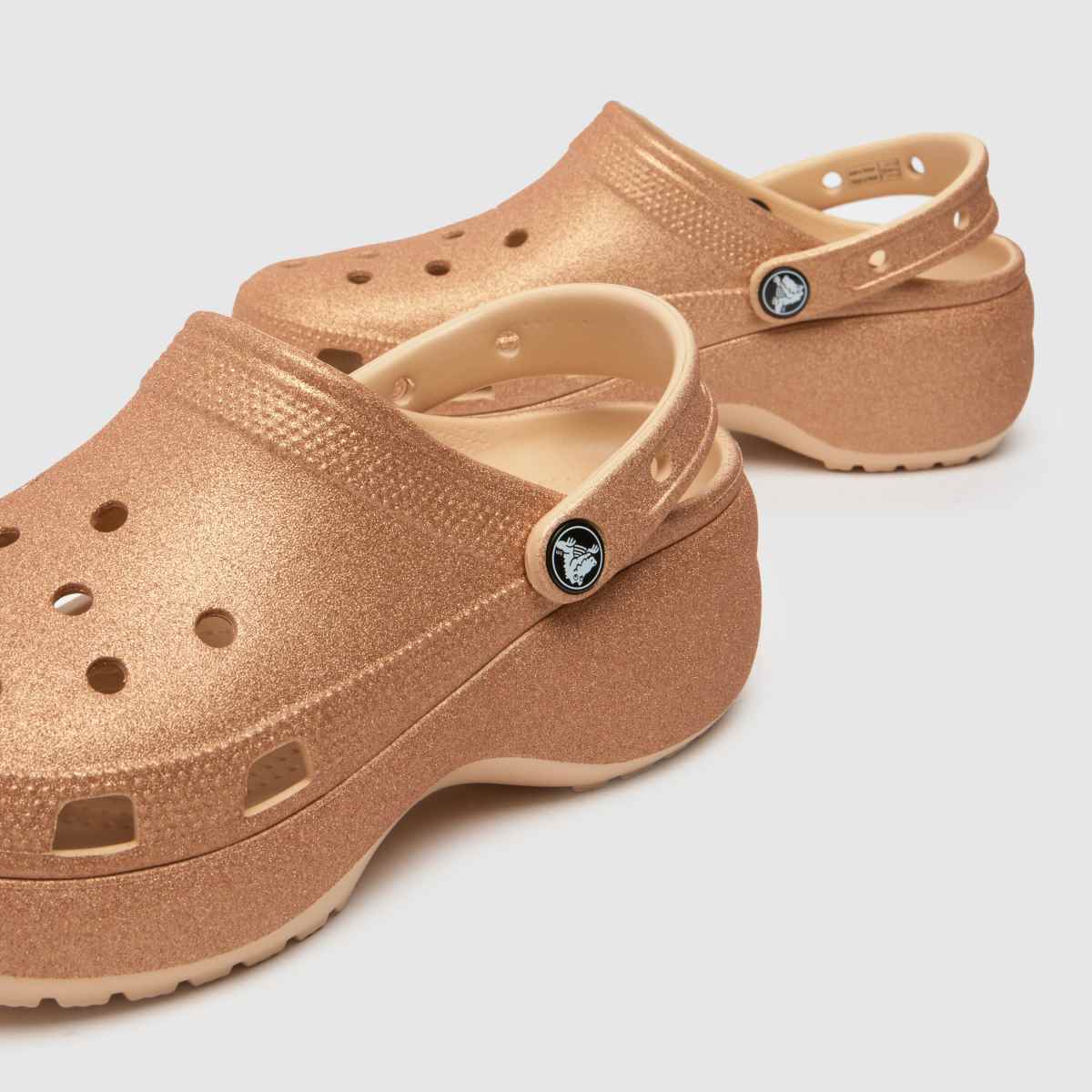 Crocs klasični sandali s platformo in bleščicami v zlati barvi
