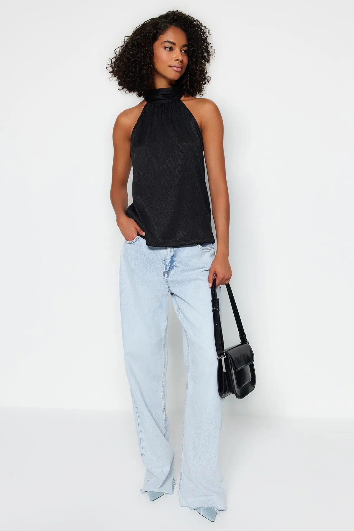 Trendyol Collection  Schwarze, plissierte Strickbluse mit hohem Kragen TWOSS23BZ00952