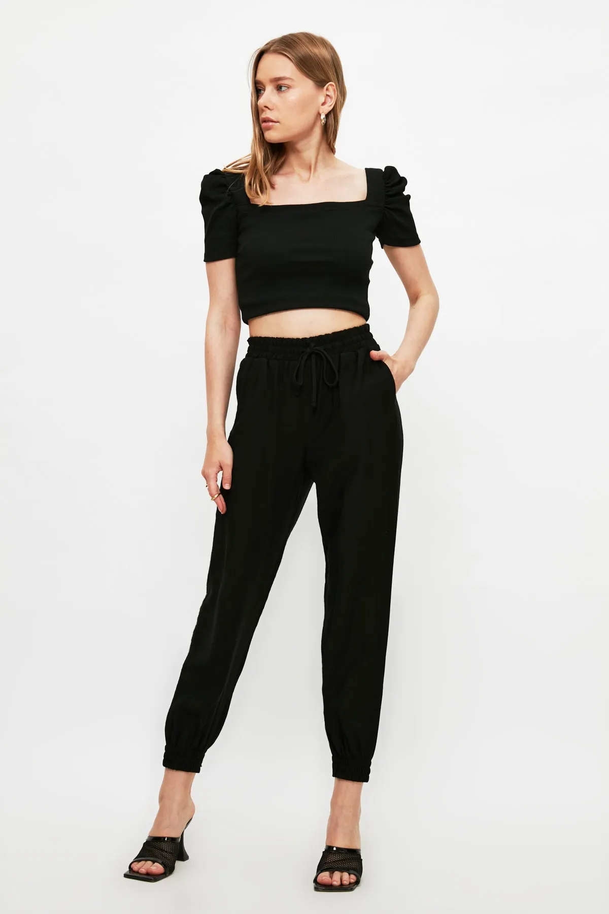 Trendyol Collection  Schwarze Jogger-Webhose mit elastischem Bund TWOSS20PL0129