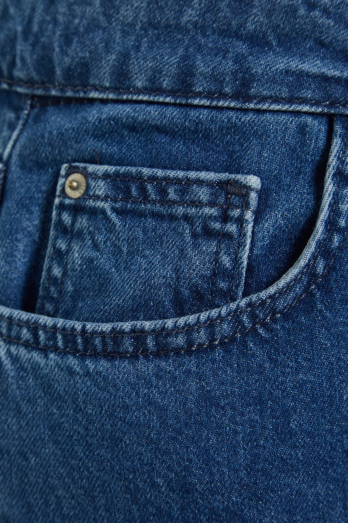 Trendyol Curve  Dunkelblaue Destroy-Jeans im Mom-Fit-Stil mit detaillierten Details TBBSS23CJ00019