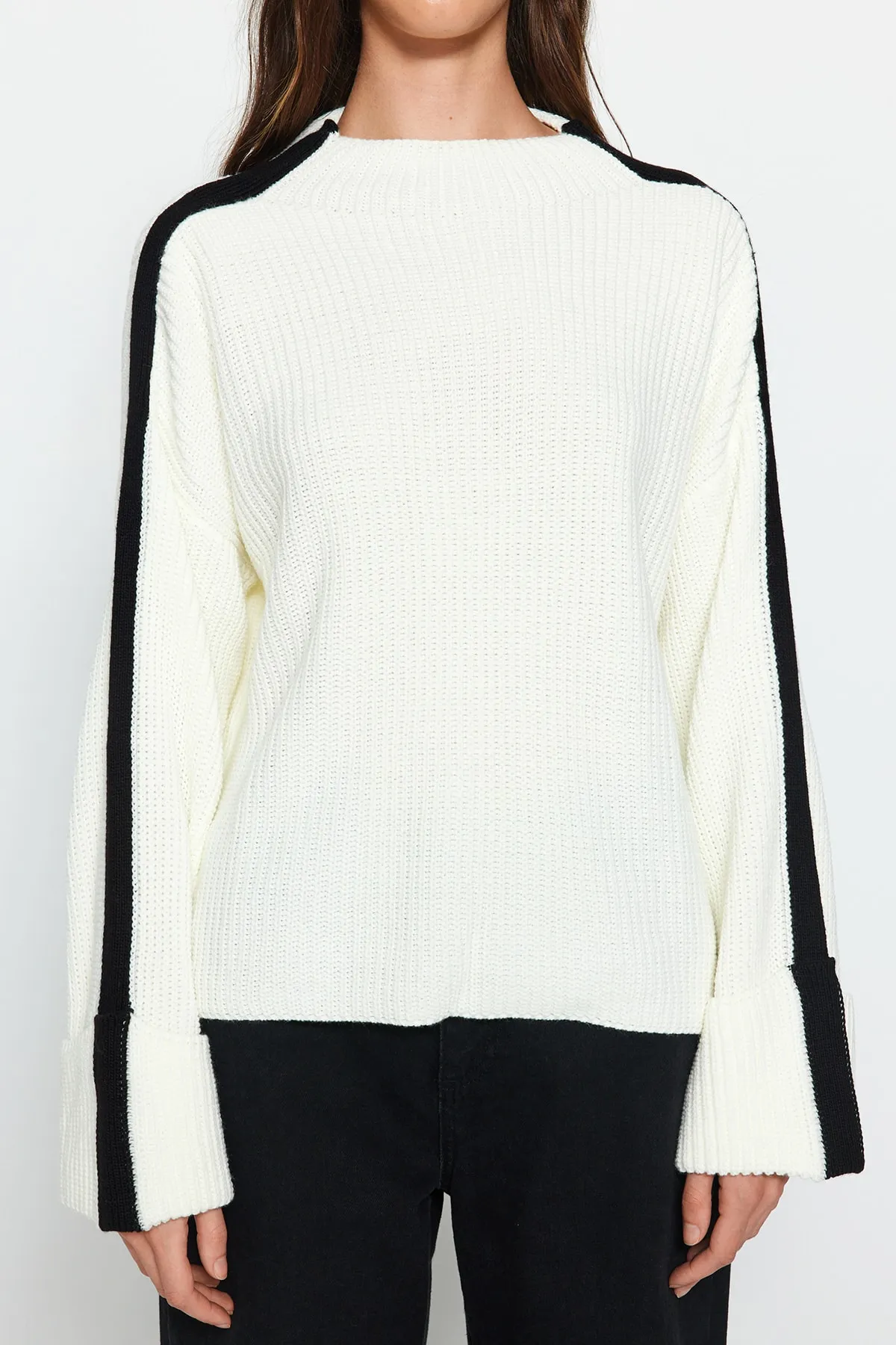 Trendyol Collection  Ecrufarbener Strickpullover mit weiten Ärmeln und umgeschlagenen Ärmeln TWOAW24KZ00663