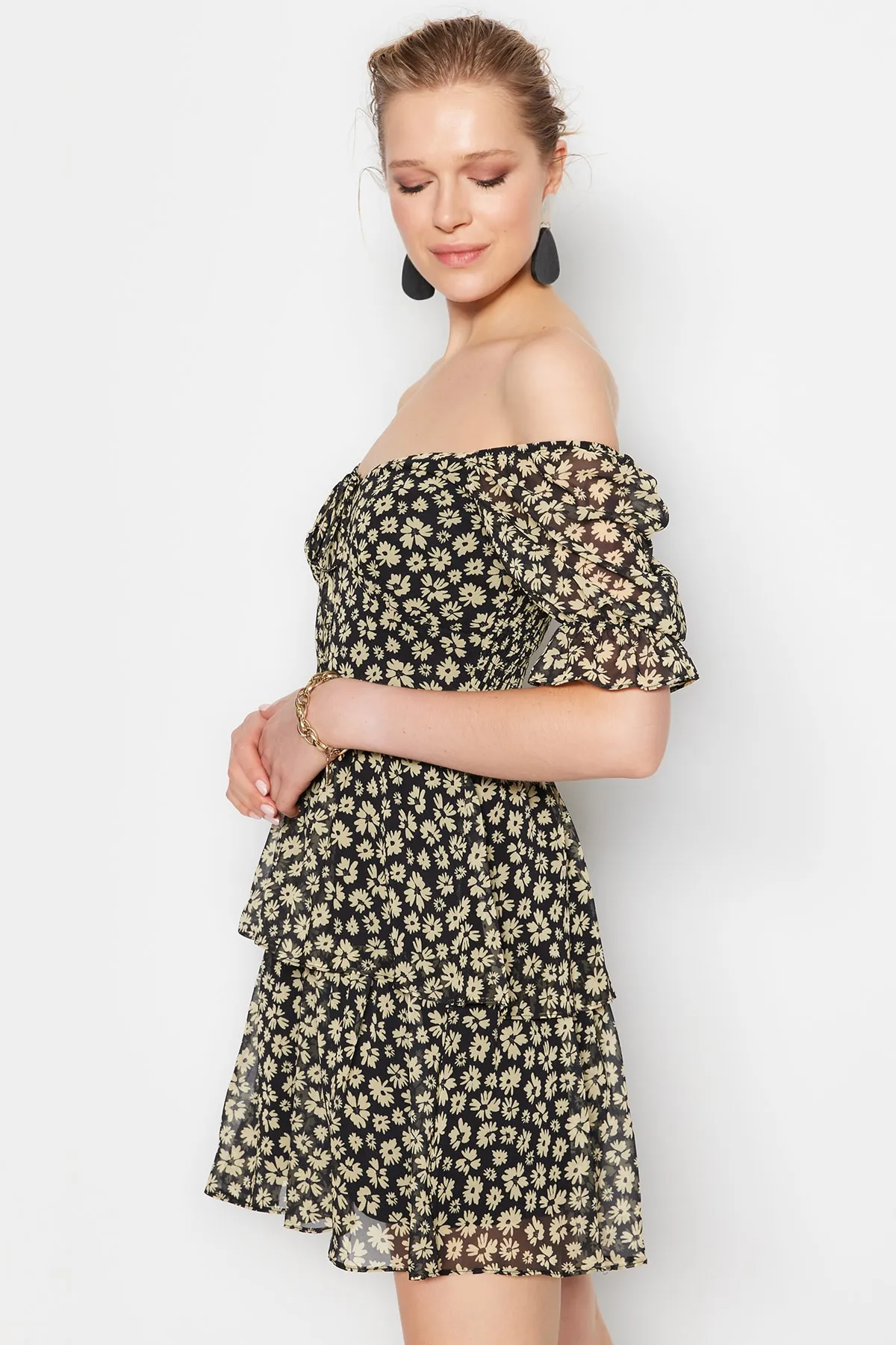 Trendyol Collection  Schwarzes, gewebtes Minikleid mit Blumenrock, Volant und Chiffonfutter TWOSS22EL2772